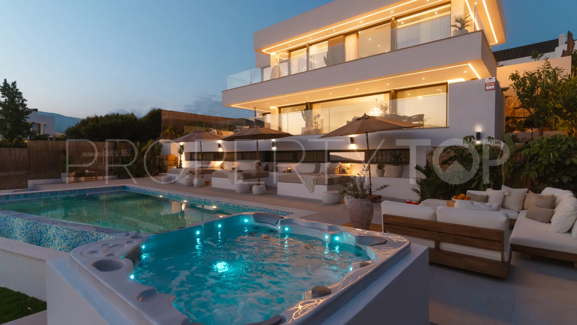 5 bedrooms villa for sale in Nueva Andalucia