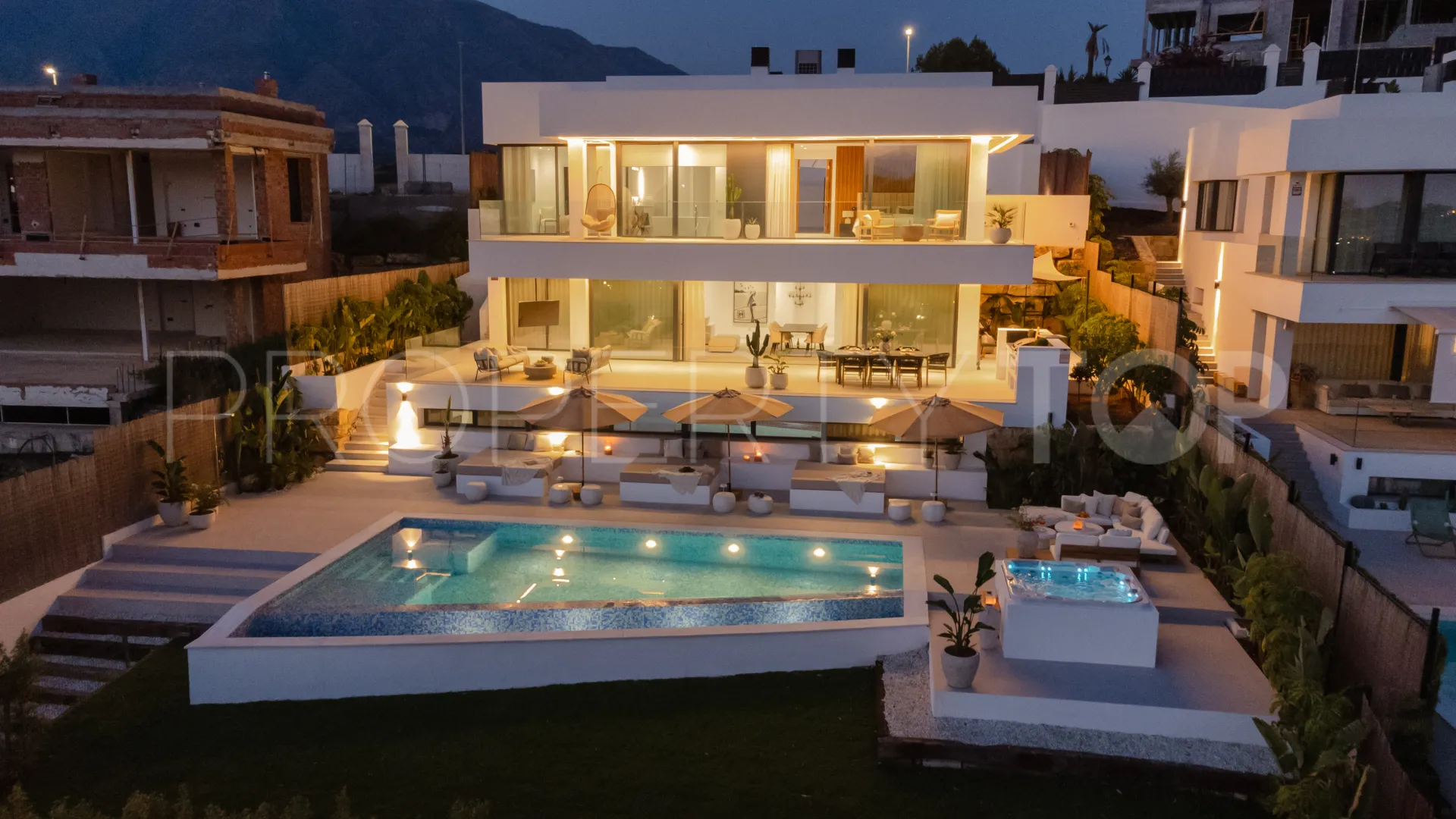 5 bedrooms villa for sale in Nueva Andalucia