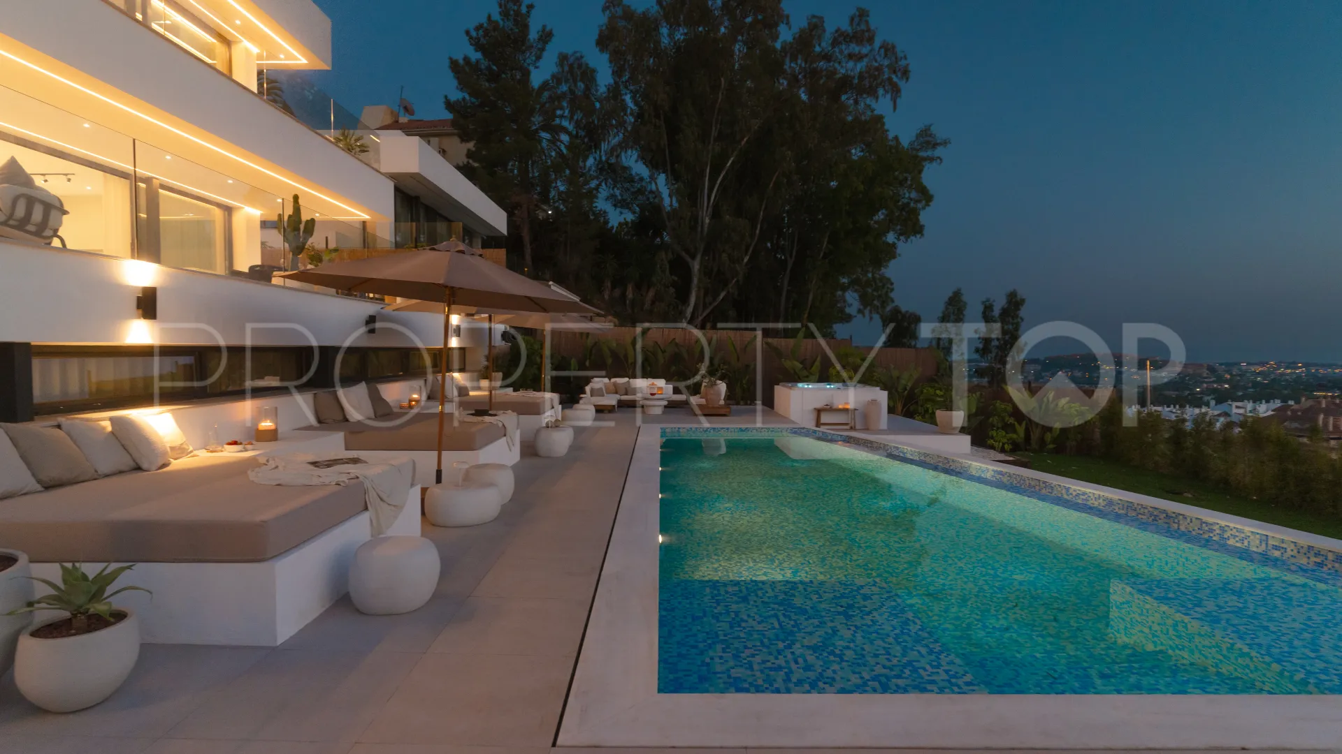 5 bedrooms villa for sale in Nueva Andalucia