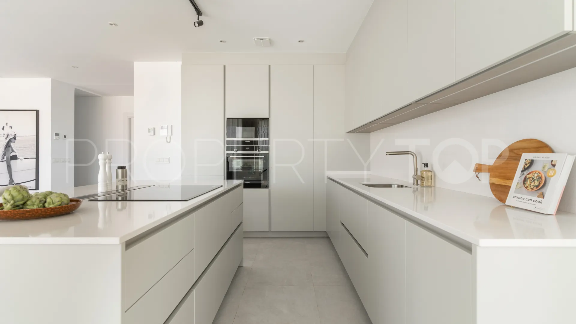 5 bedrooms villa for sale in Nueva Andalucia