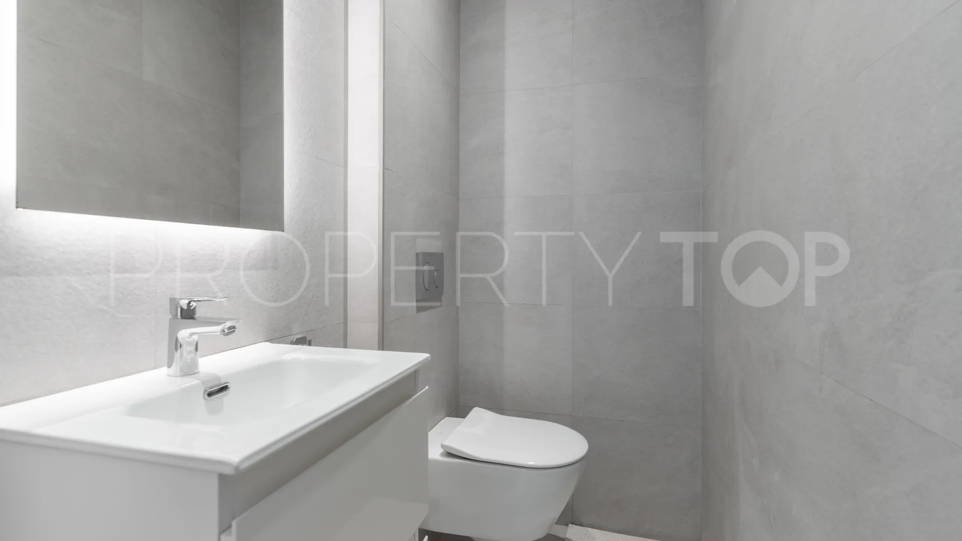 5 bedrooms villa for sale in Nueva Andalucia