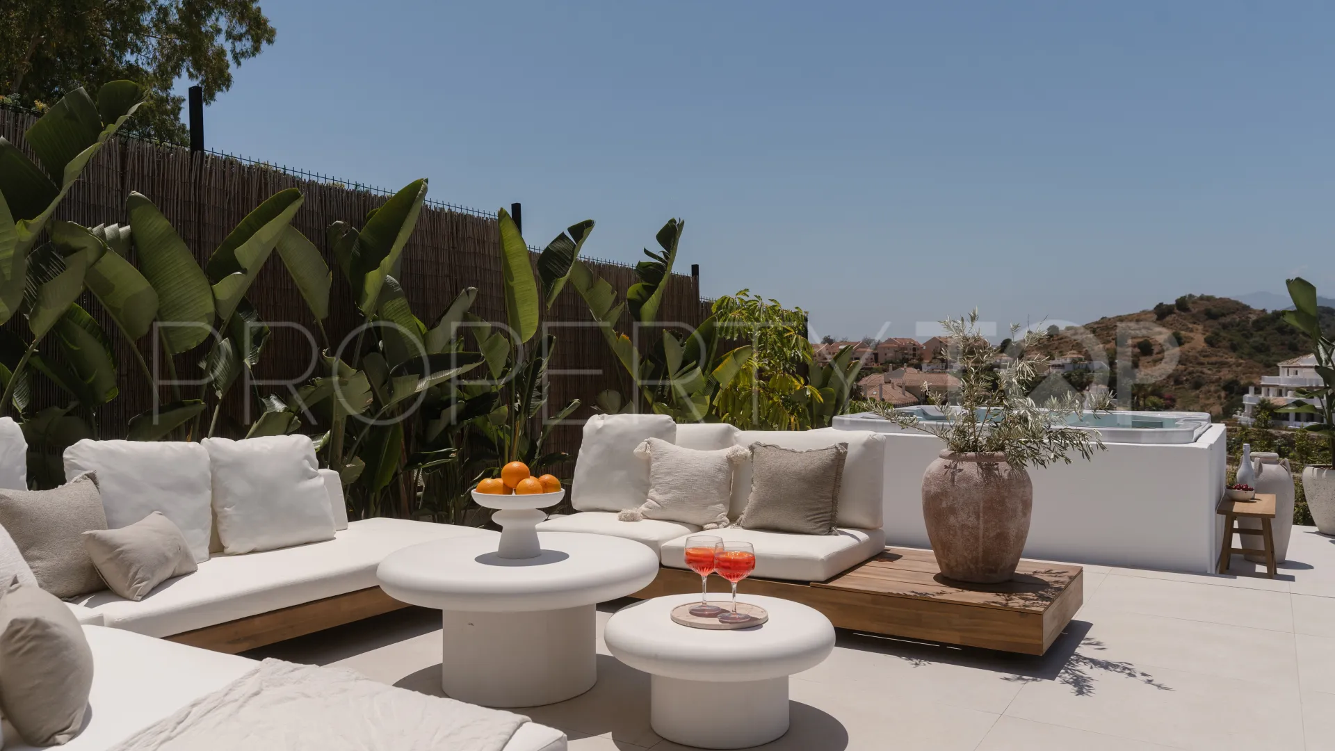 5 bedrooms villa for sale in Nueva Andalucia