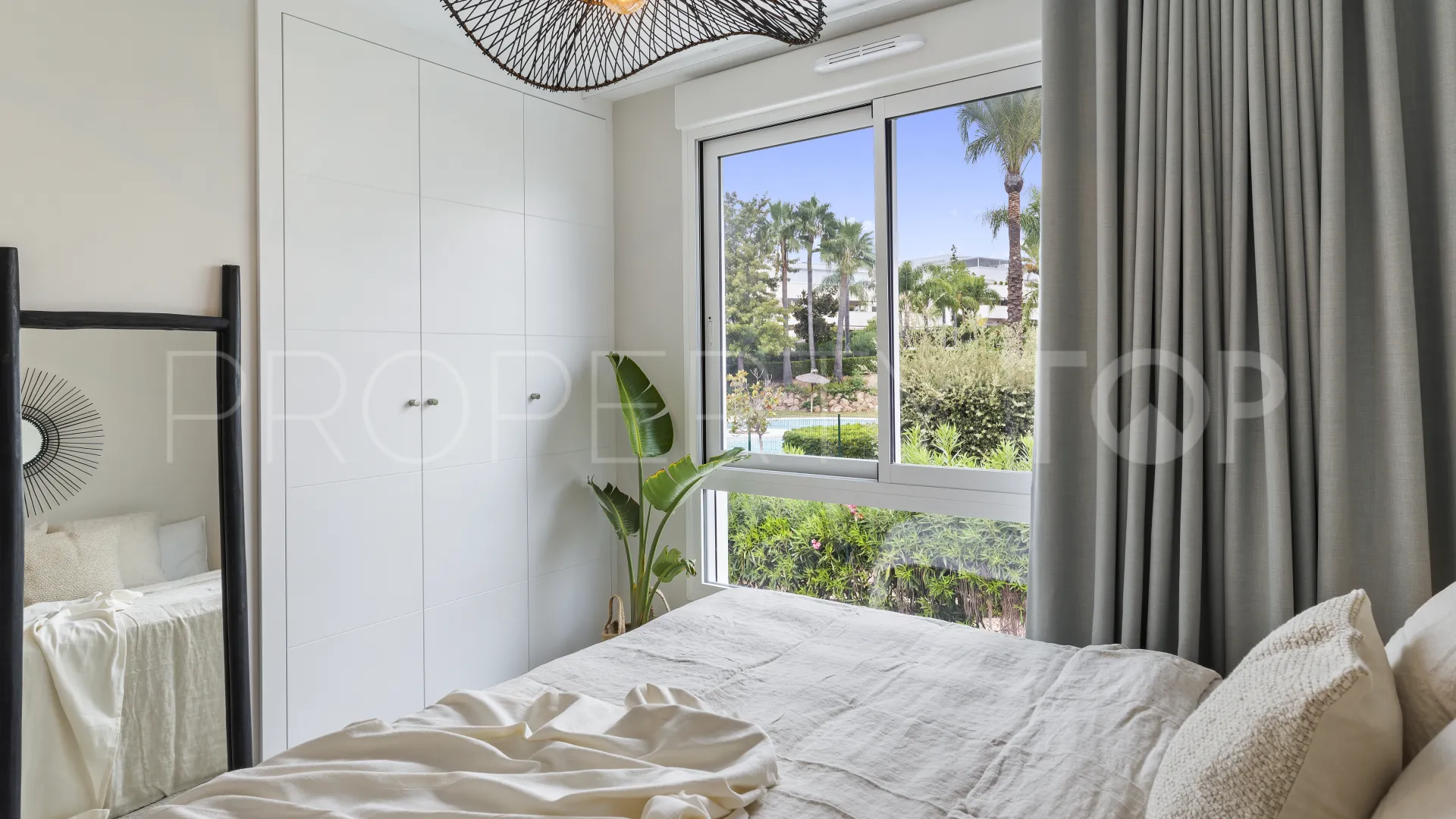 For sale town house in Marbella with 5 bedrooms