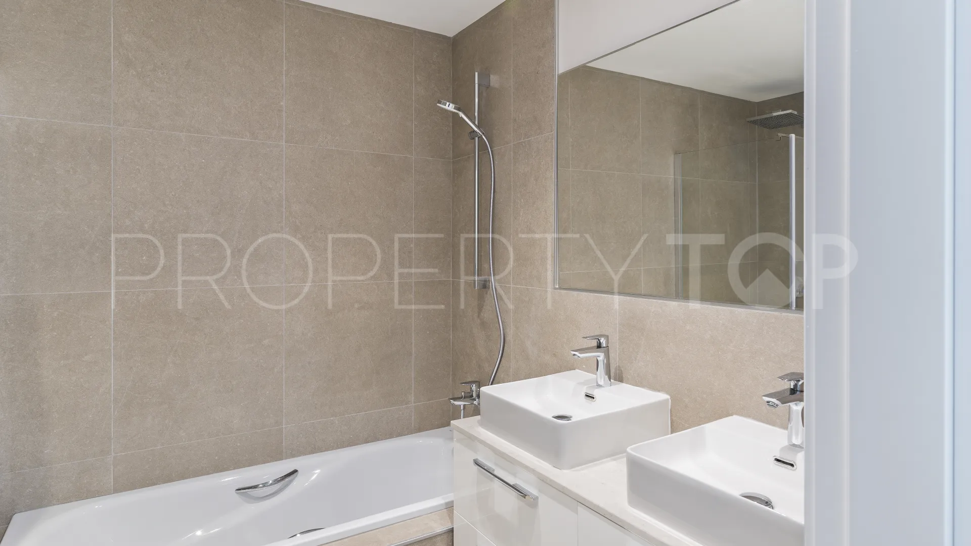 For sale town house in Marbella with 5 bedrooms