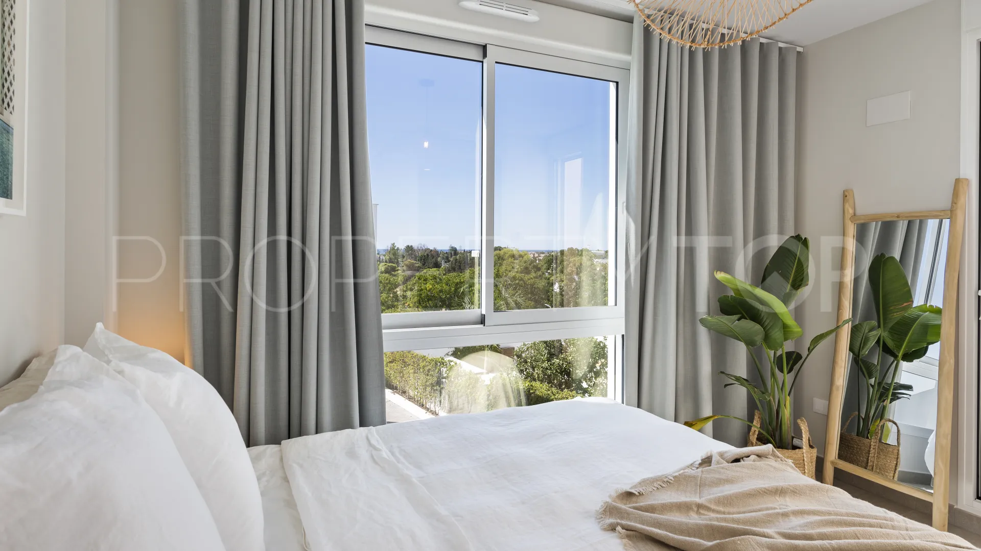 For sale town house in Marbella with 5 bedrooms