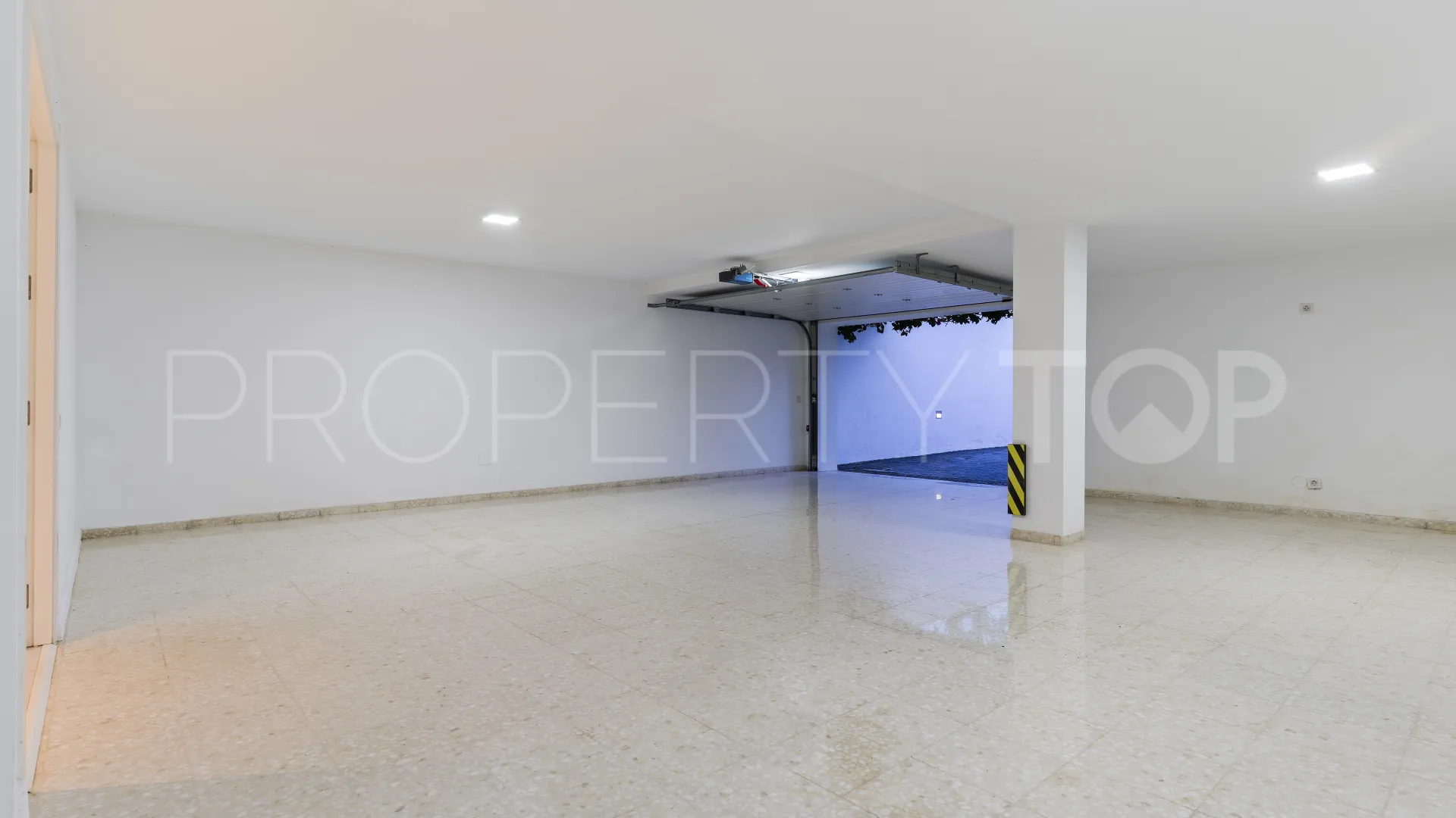 Buy villa in Nueva Andalucia with 5 bedrooms