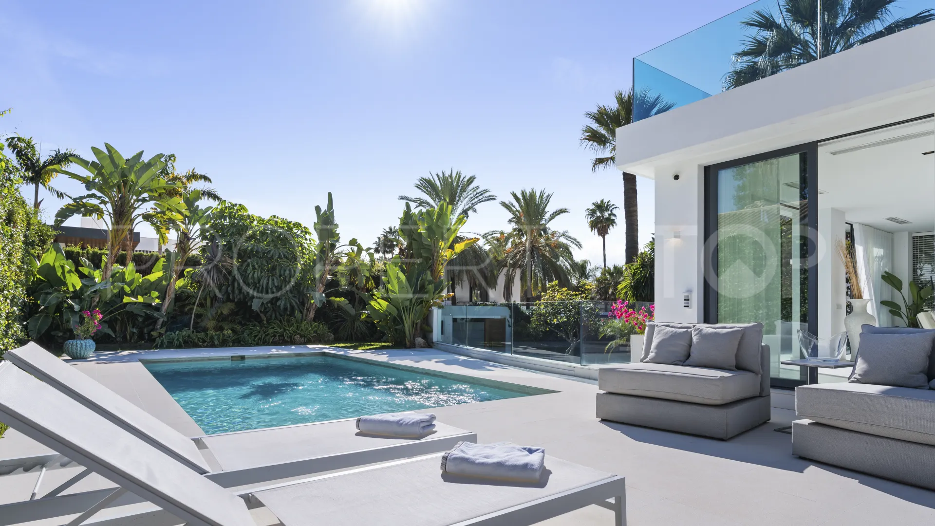 Buy villa in Nueva Andalucia with 5 bedrooms