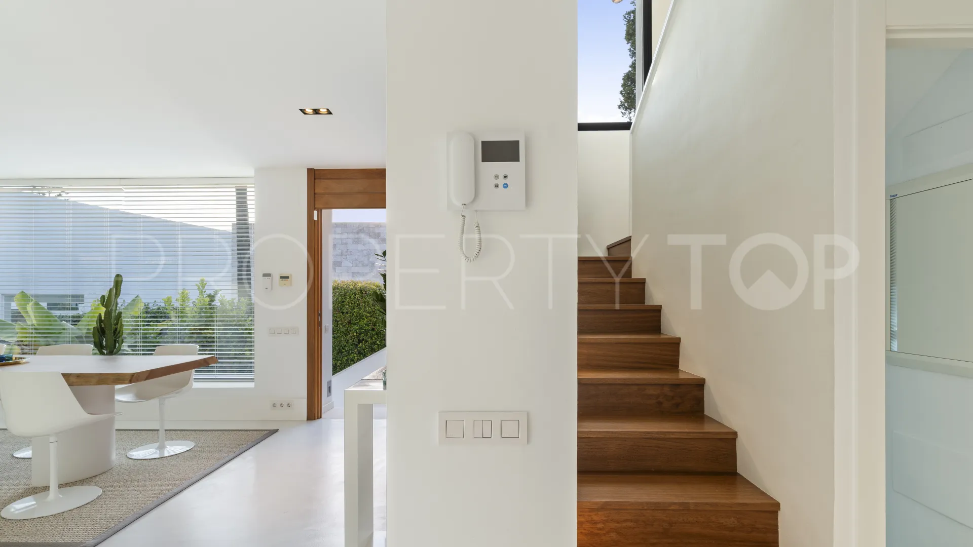 Buy villa in Nueva Andalucia with 5 bedrooms