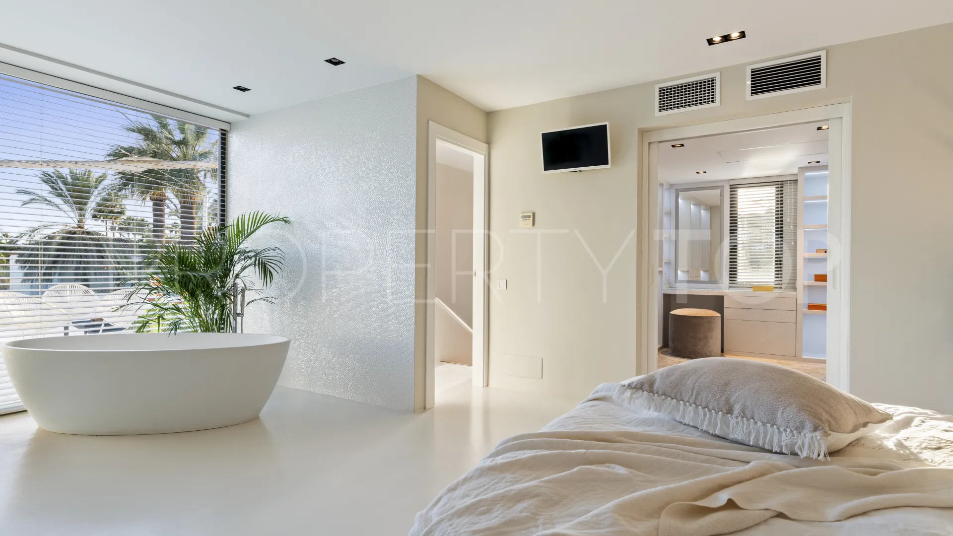 Buy villa in Nueva Andalucia with 5 bedrooms