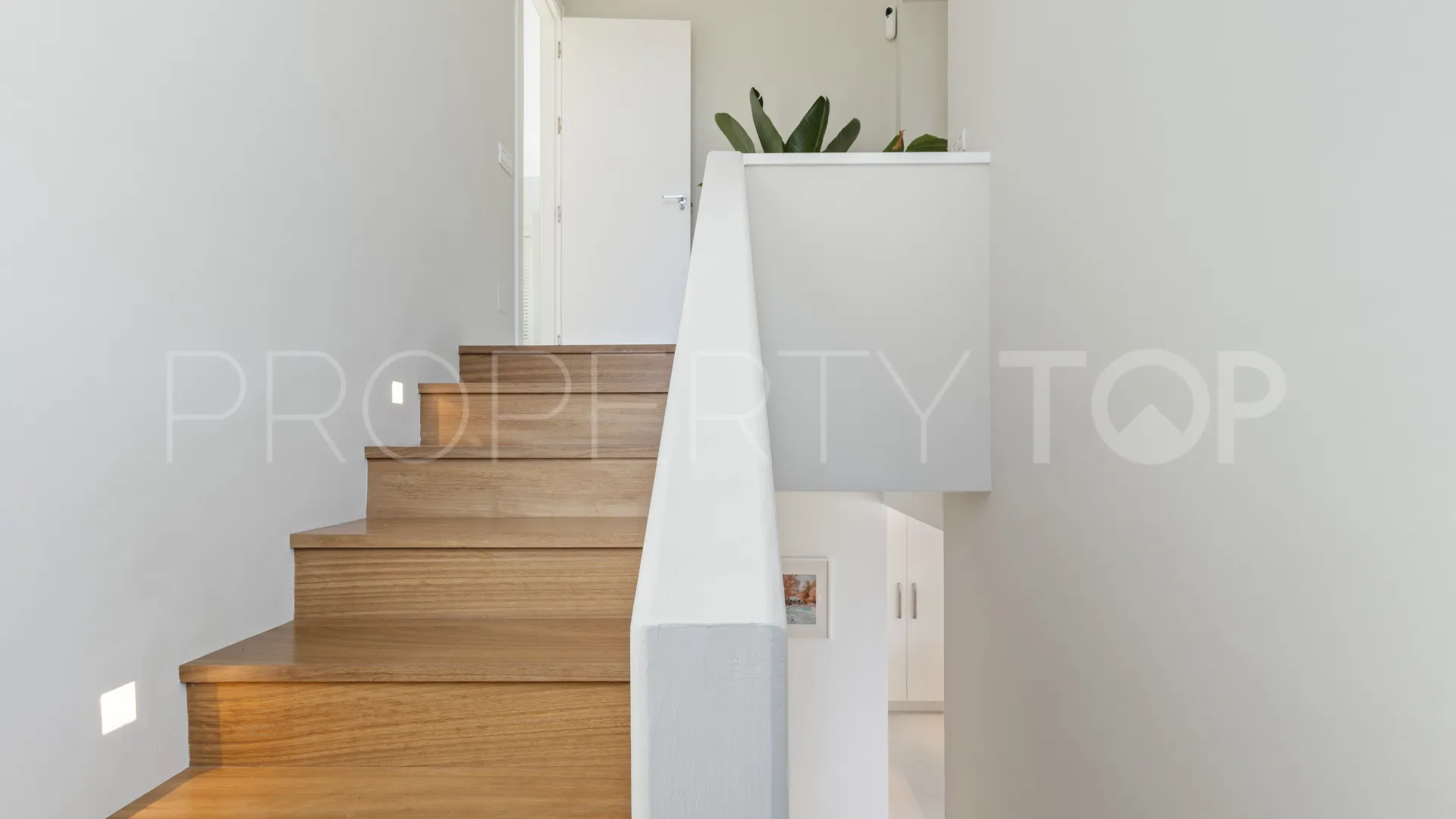 Buy villa in Nueva Andalucia with 5 bedrooms