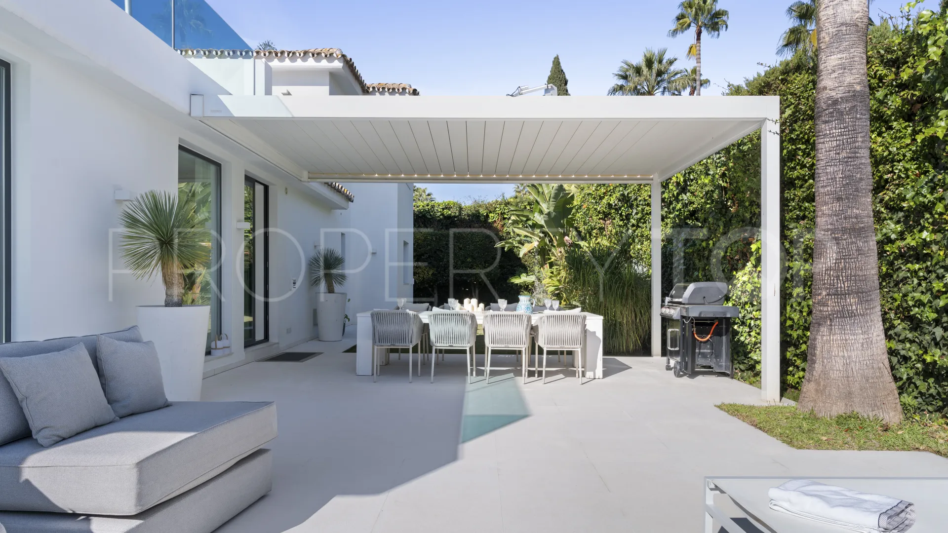 Buy villa in Nueva Andalucia with 5 bedrooms