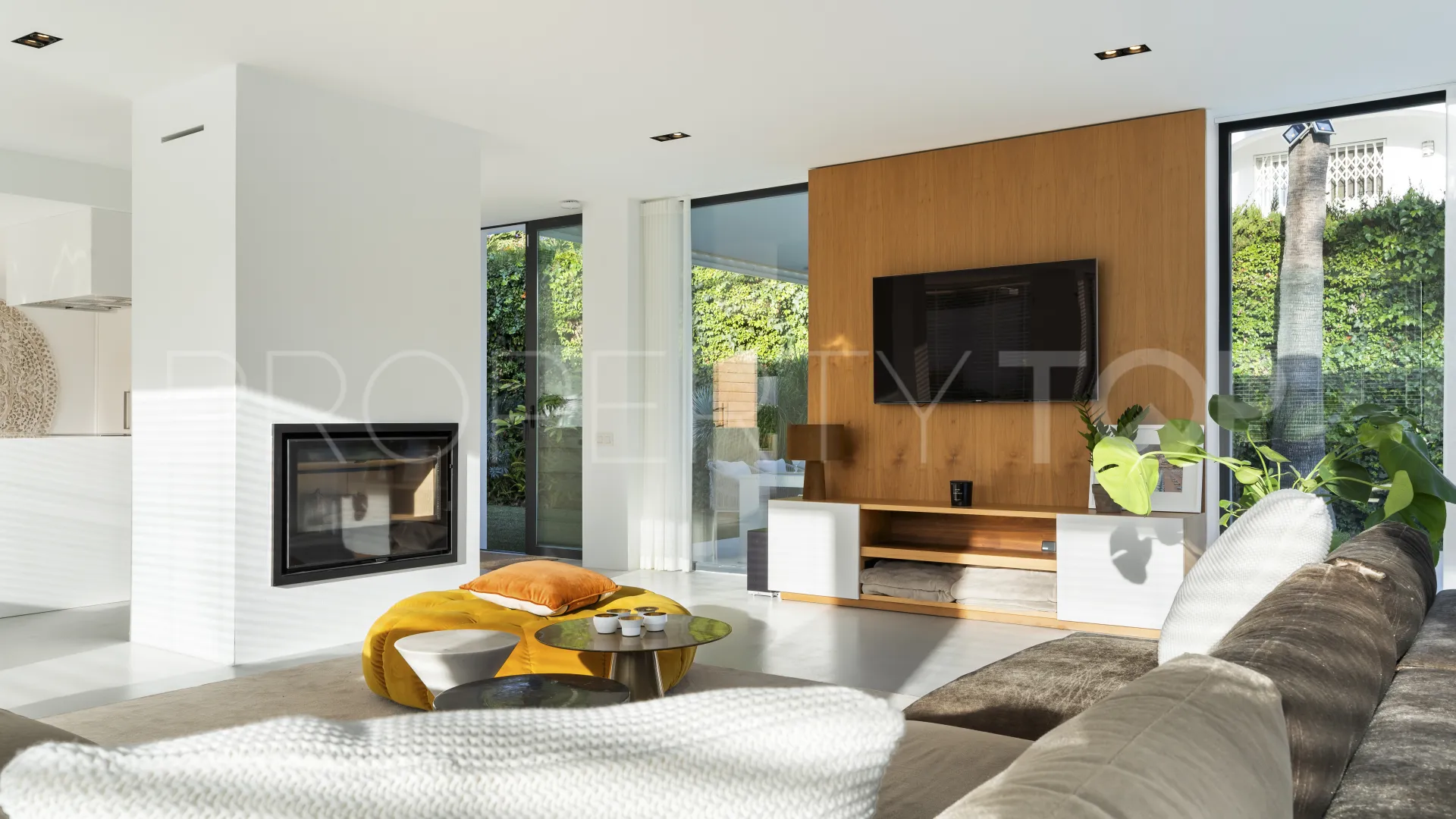 Buy villa in Nueva Andalucia with 5 bedrooms