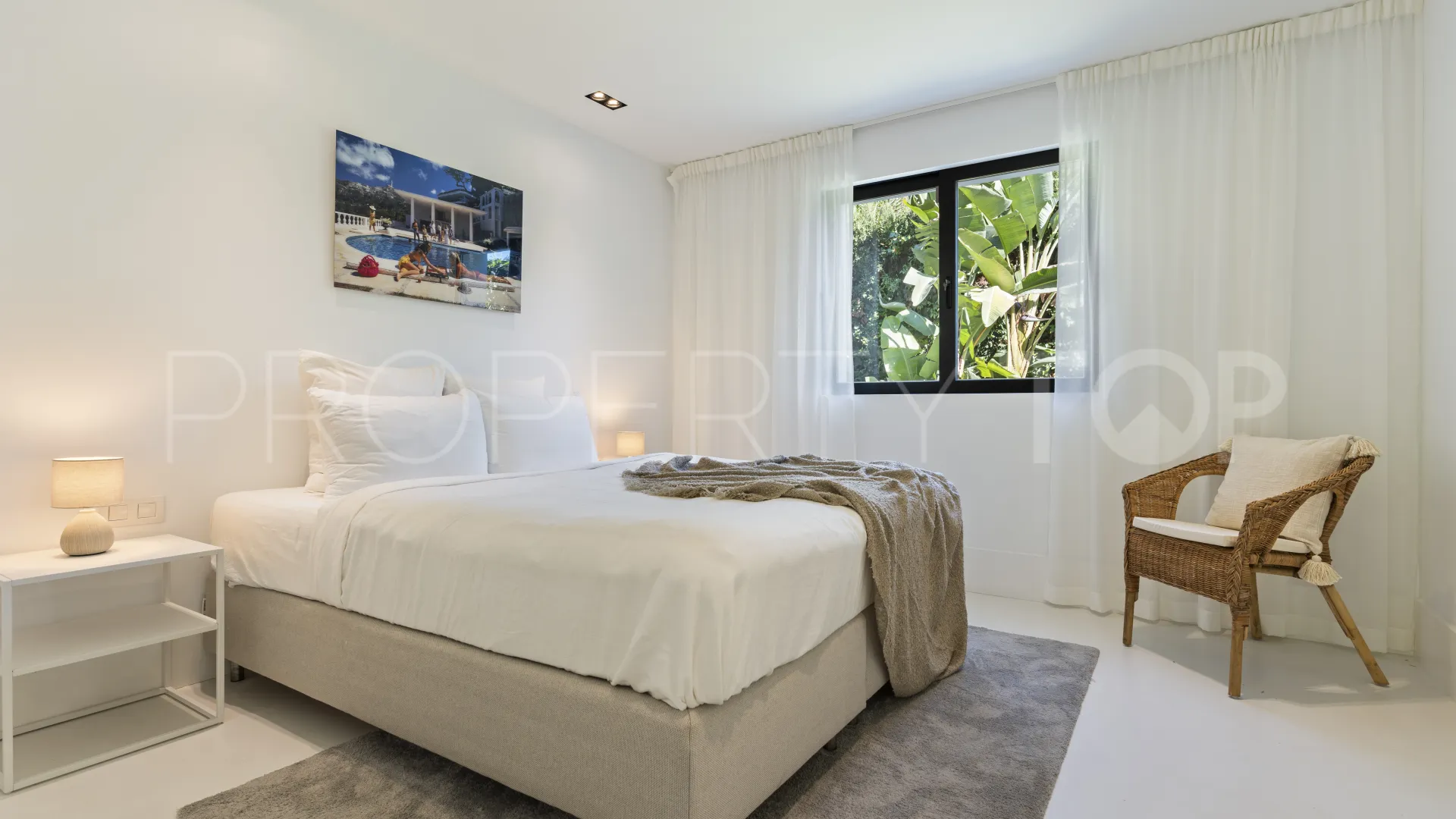 Buy villa in Nueva Andalucia with 5 bedrooms