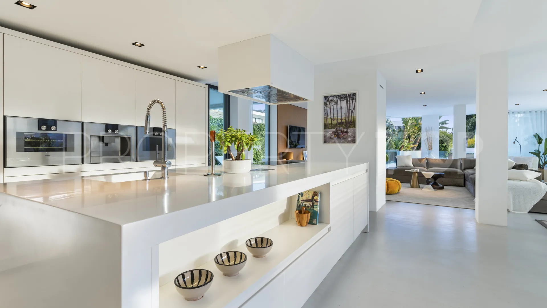 Buy villa in Nueva Andalucia with 5 bedrooms