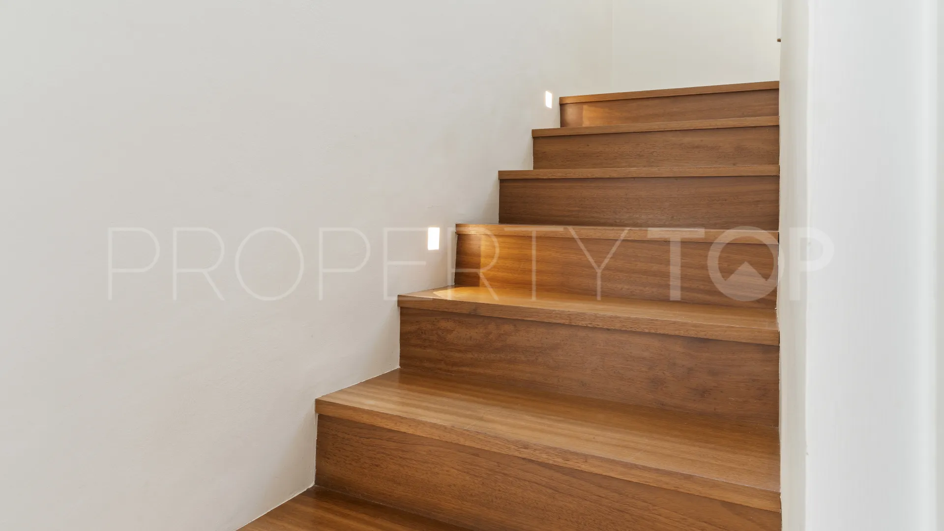 Buy villa in Nueva Andalucia with 5 bedrooms