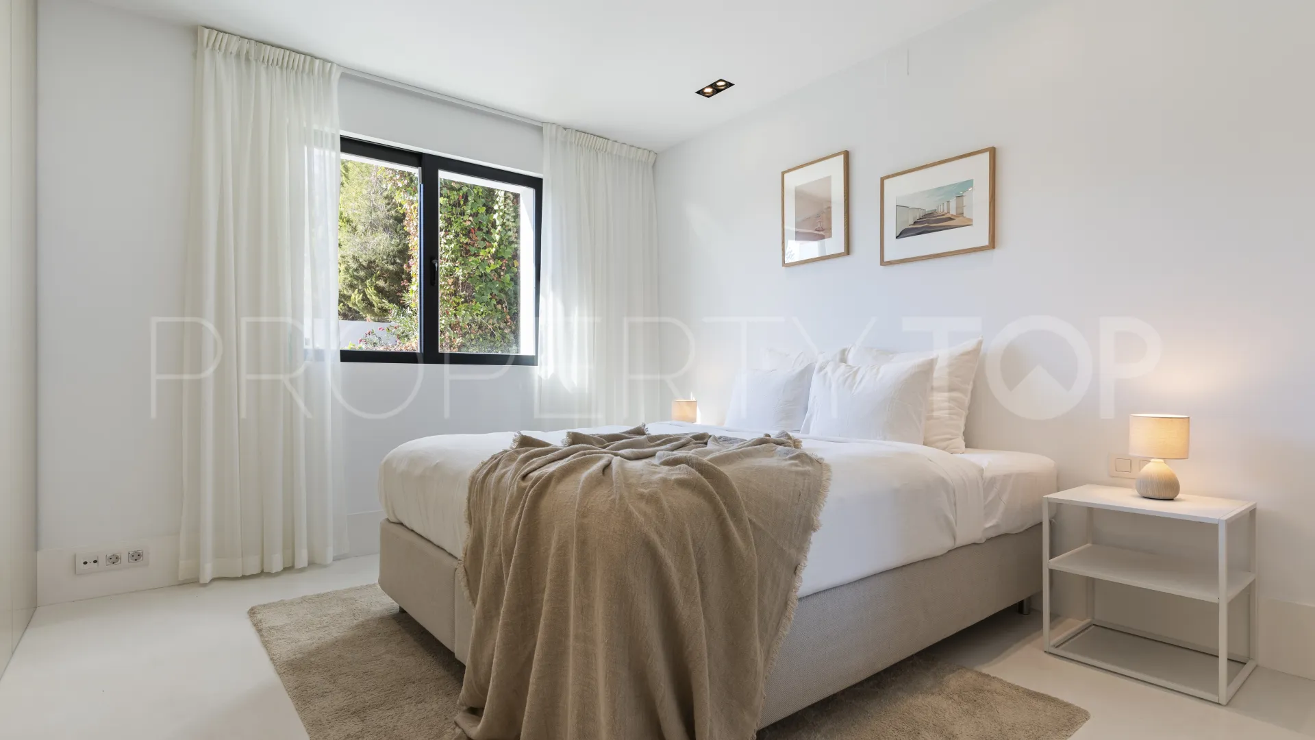 Buy villa in Nueva Andalucia with 5 bedrooms