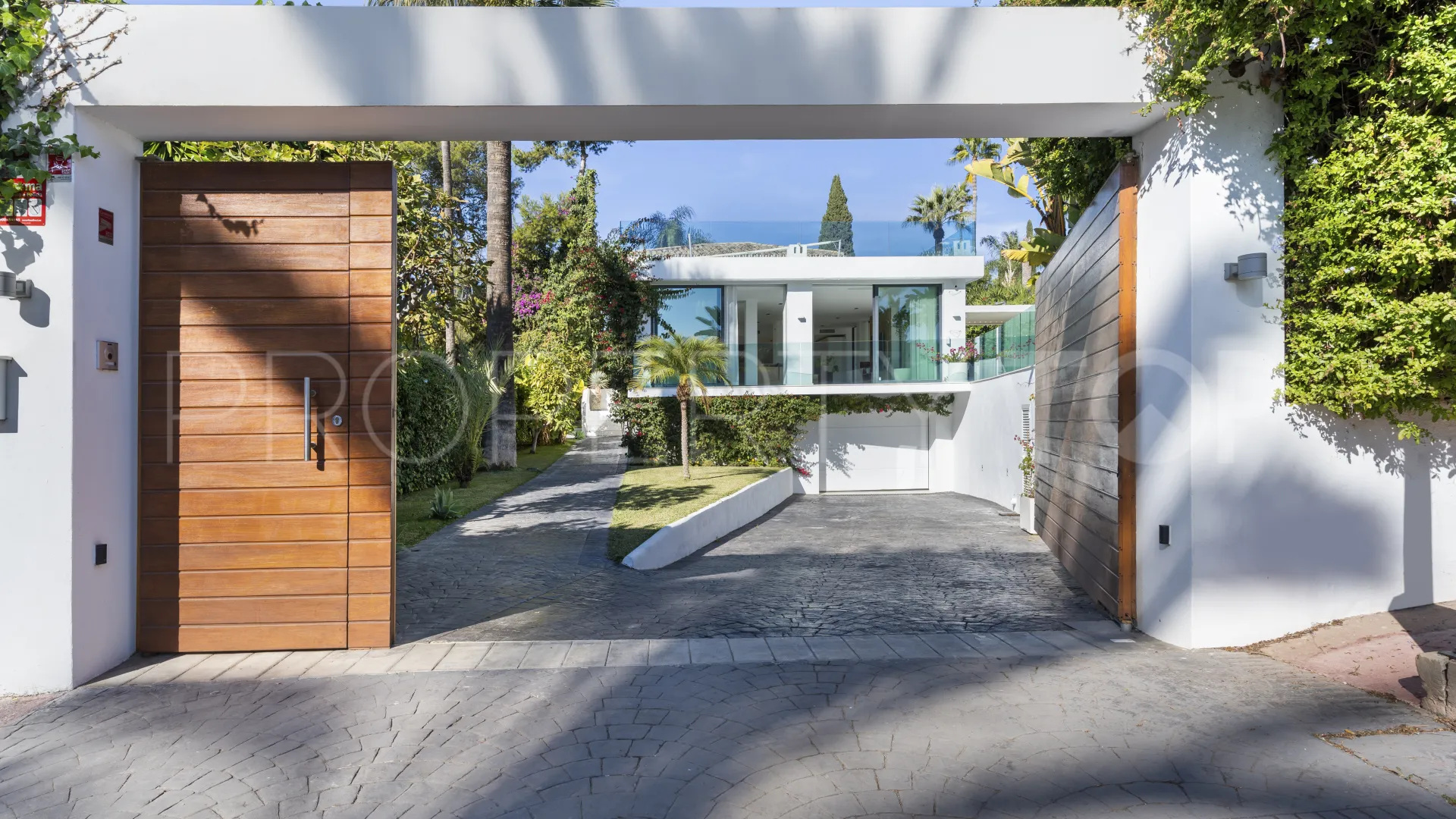 Buy villa in Nueva Andalucia with 5 bedrooms