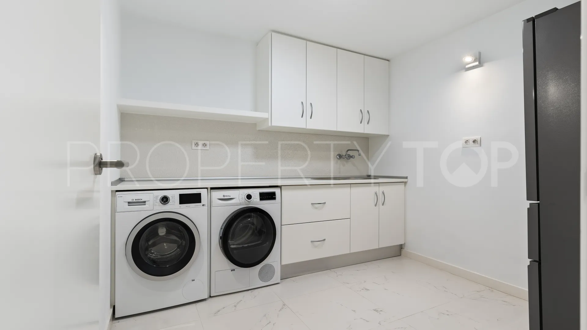 Buy villa in Nueva Andalucia with 5 bedrooms