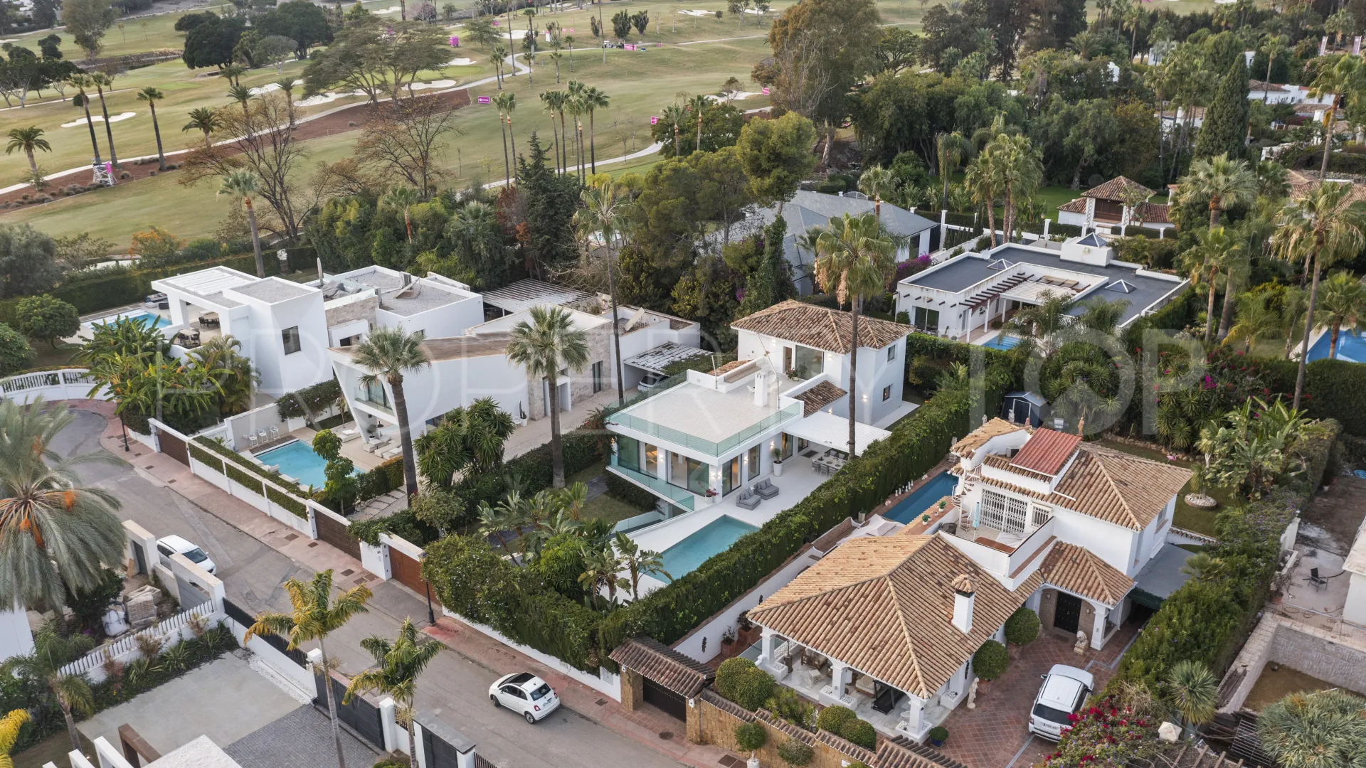 Buy villa in Nueva Andalucia with 5 bedrooms