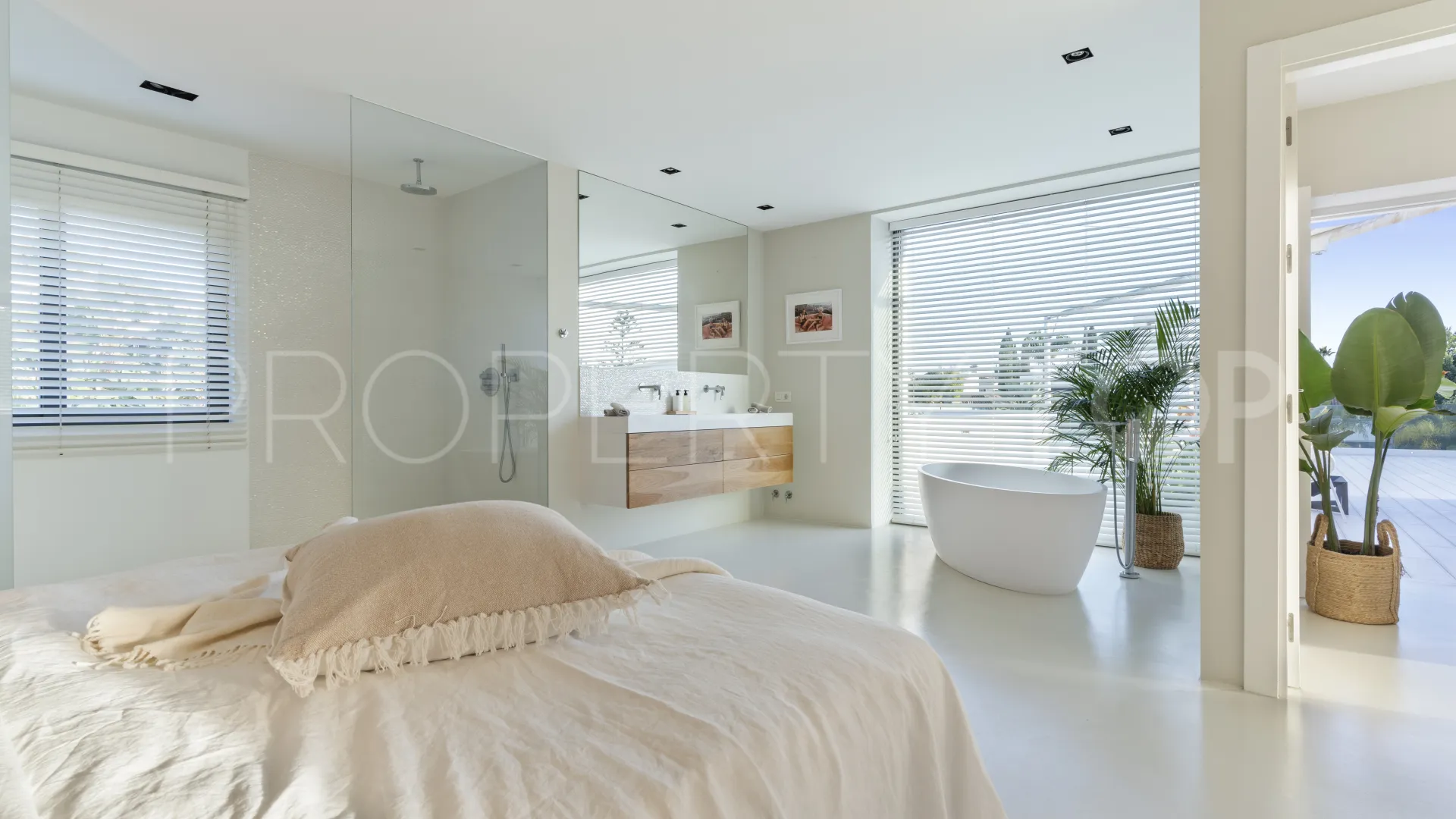 Buy villa in Nueva Andalucia with 5 bedrooms