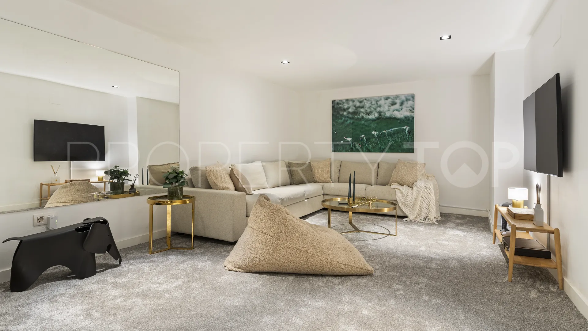 Buy villa in Nueva Andalucia with 5 bedrooms