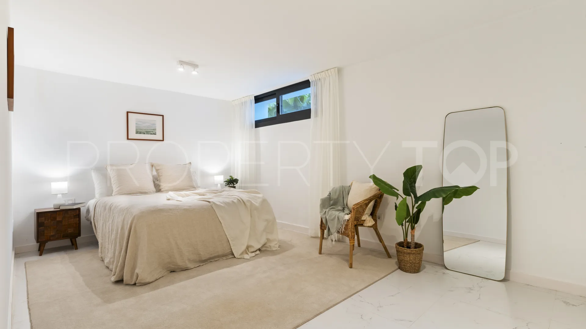Buy villa in Nueva Andalucia with 5 bedrooms