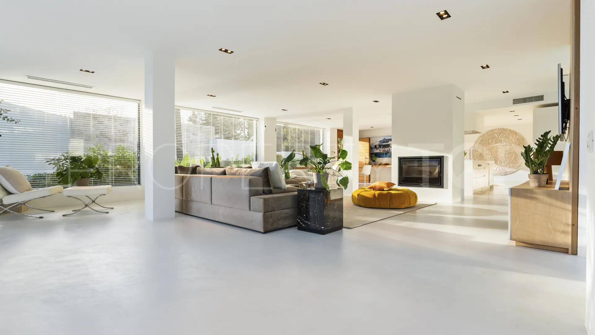 Buy villa in Nueva Andalucia with 5 bedrooms