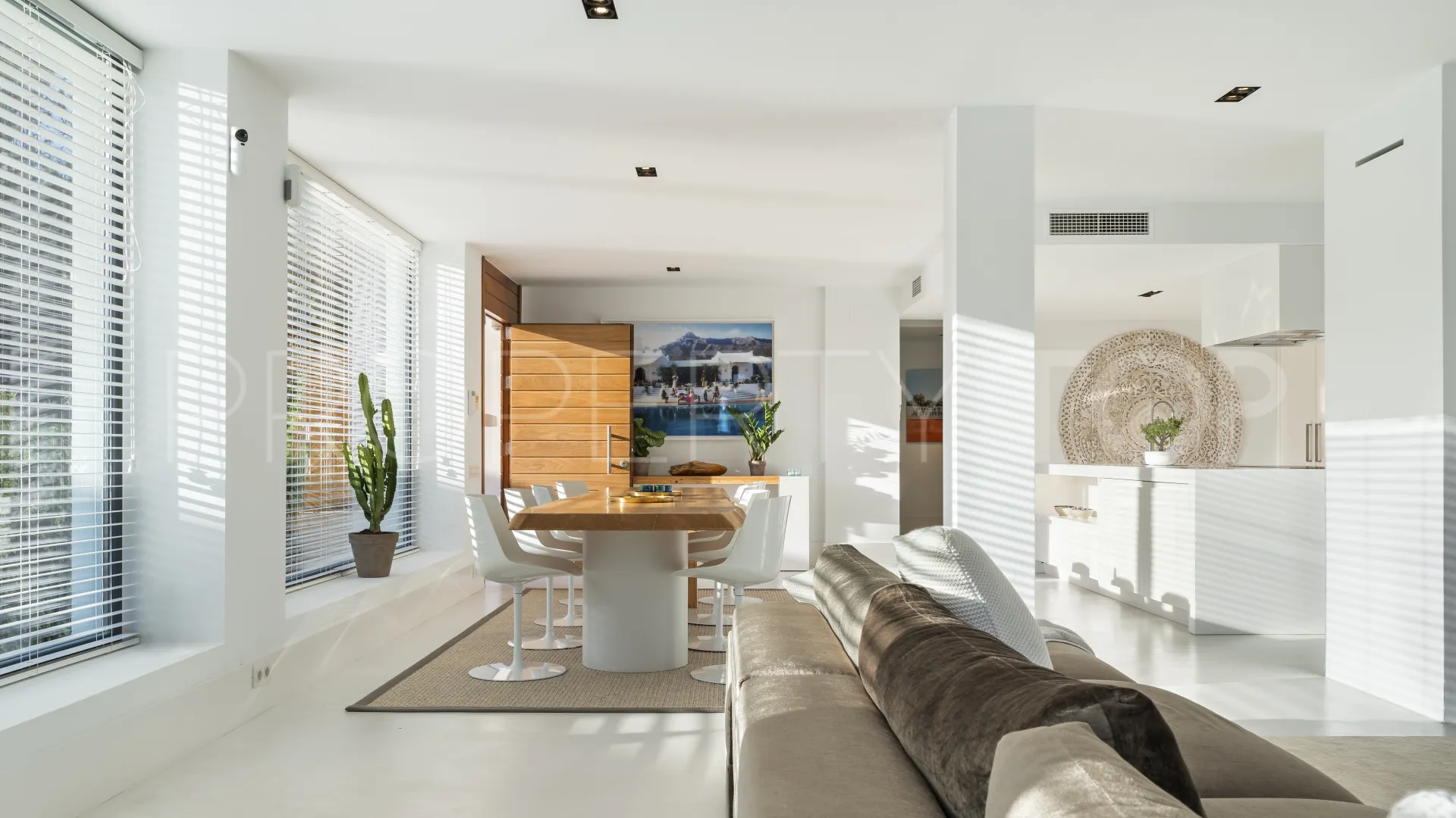 Buy villa in Nueva Andalucia with 5 bedrooms
