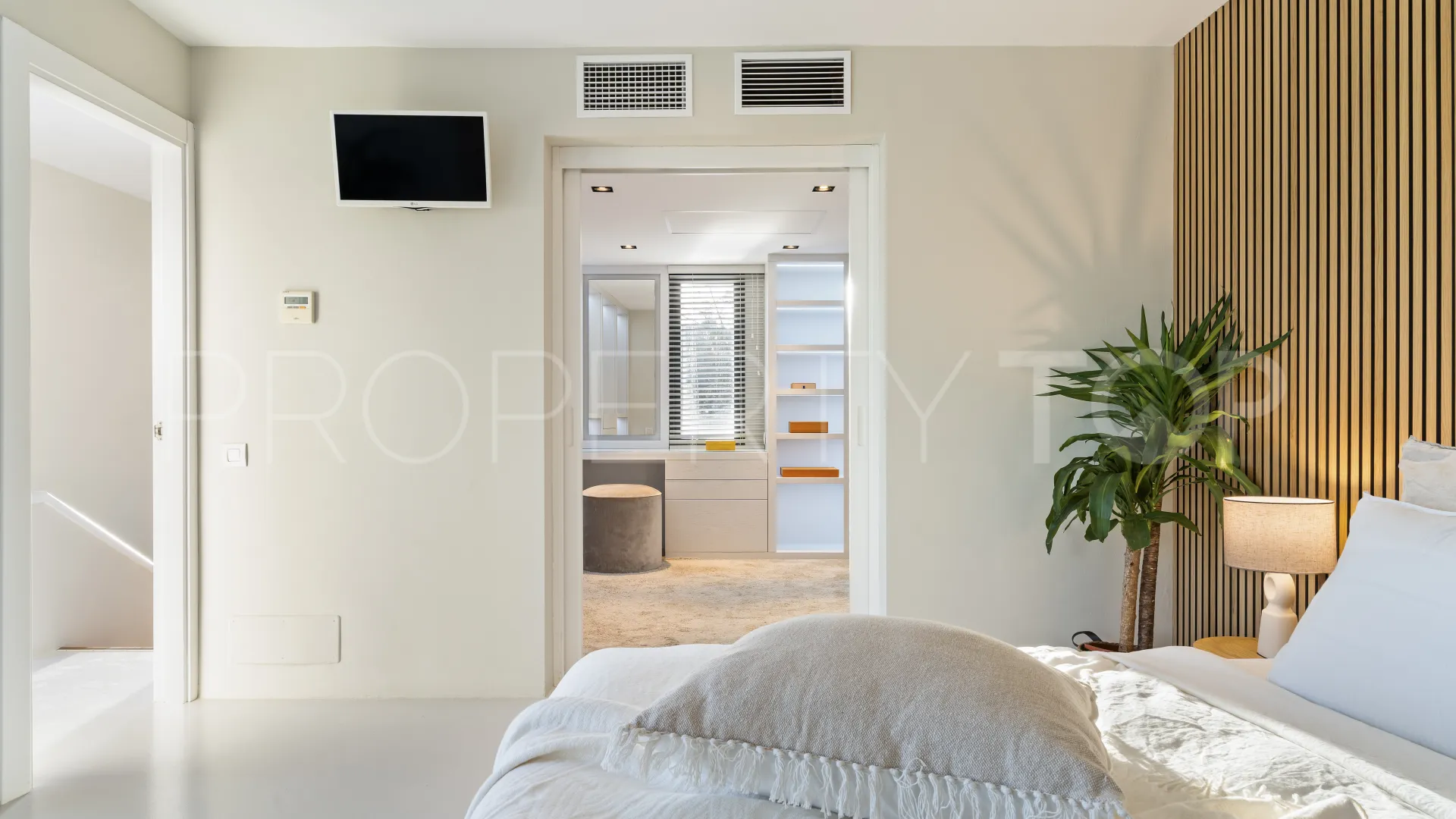 Buy villa in Nueva Andalucia with 5 bedrooms