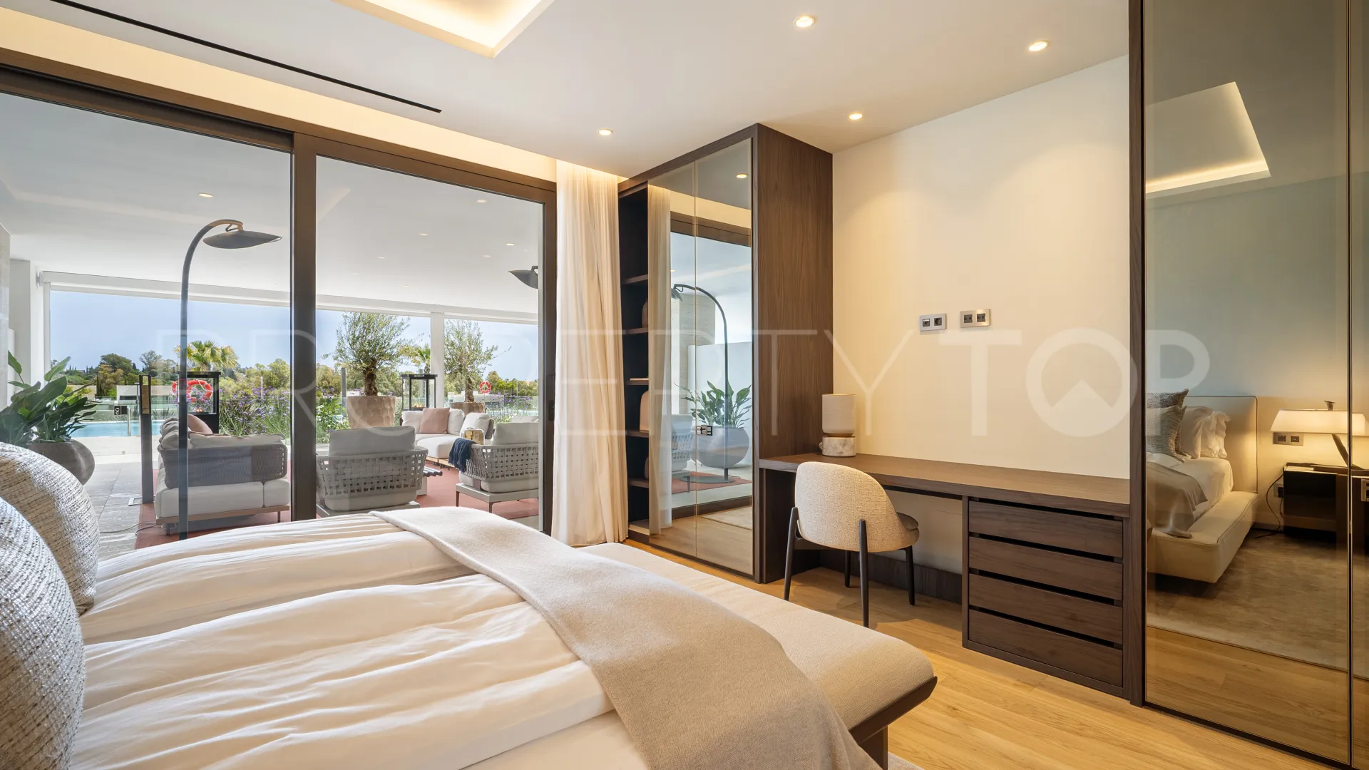 Ground floor apartment for sale in Marbella Golden Mile with 5 bedrooms