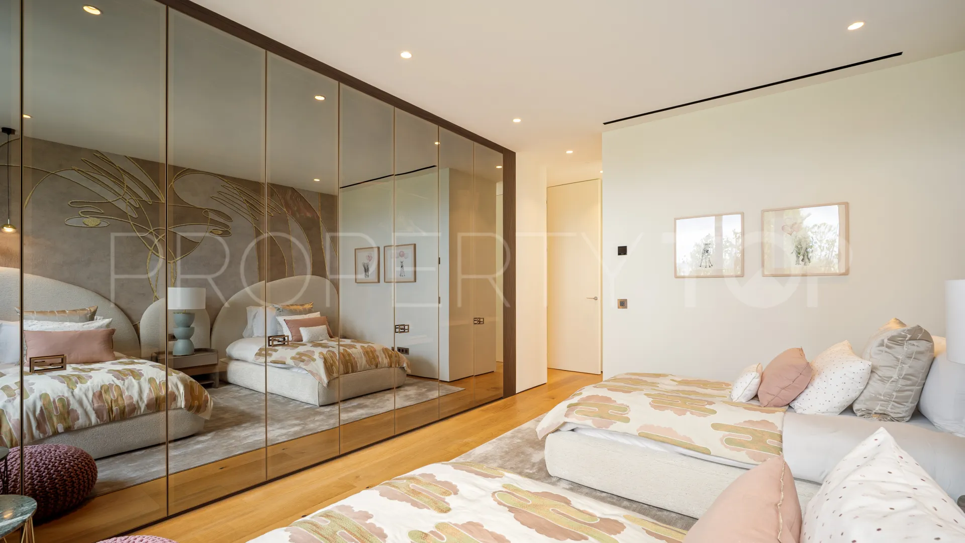 Ground floor apartment for sale in Marbella Golden Mile with 5 bedrooms