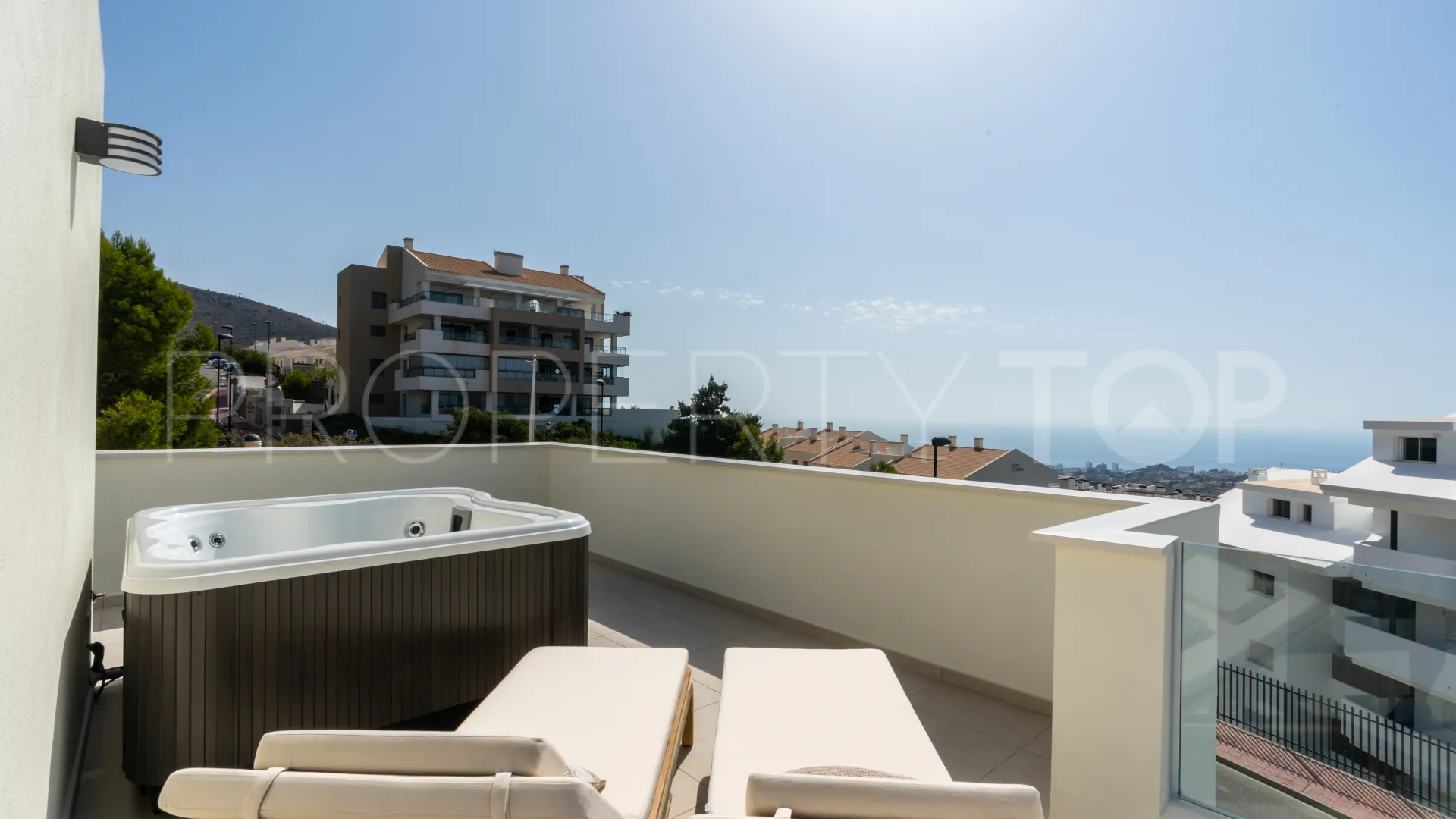 Apartamento con 2 dormitorios a la venta en Benalmadena