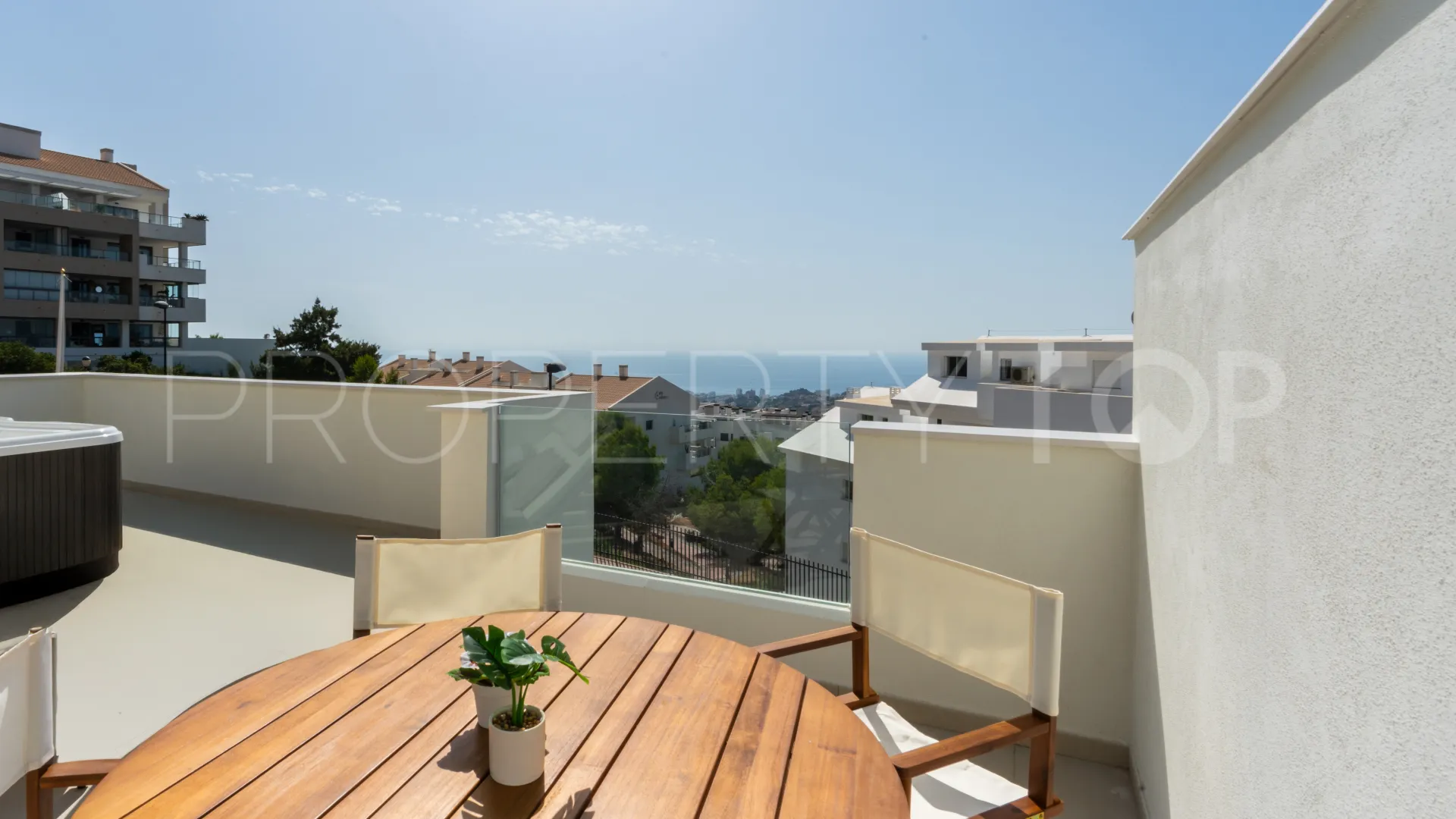 Apartamento con 2 dormitorios a la venta en Benalmadena