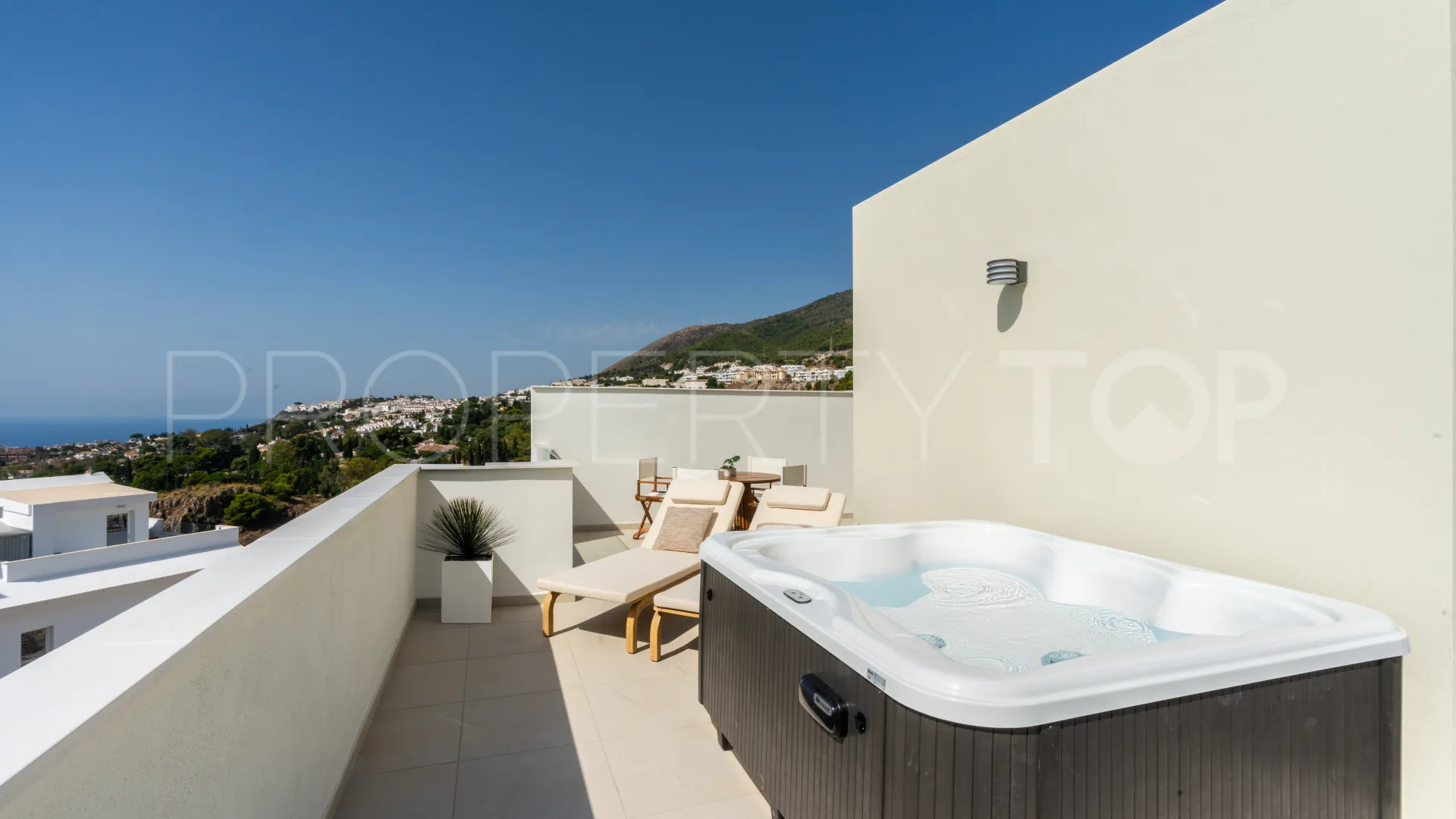 Apartamento con 2 dormitorios a la venta en Benalmadena