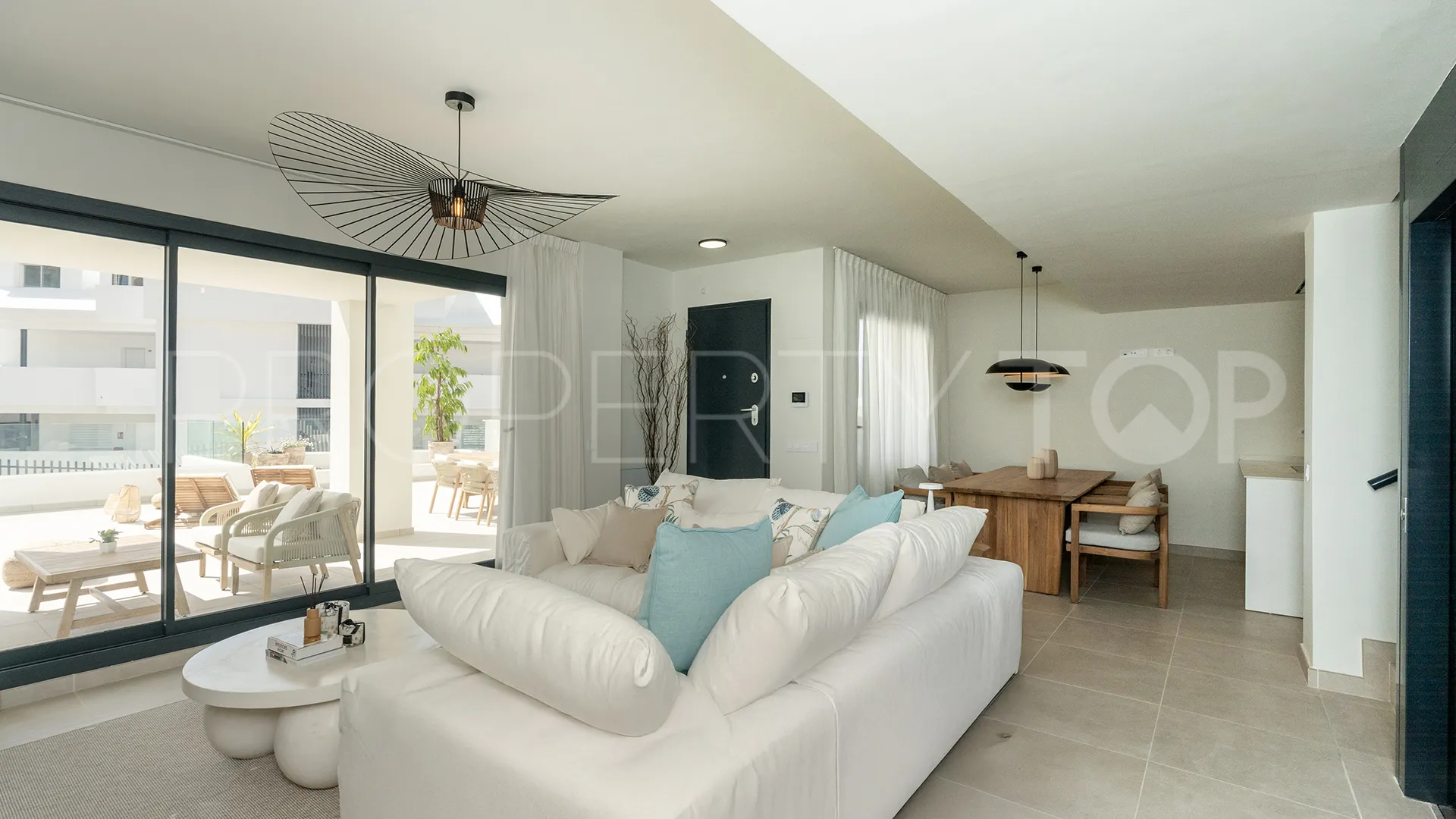 Apartamento con 2 dormitorios a la venta en Benalmadena