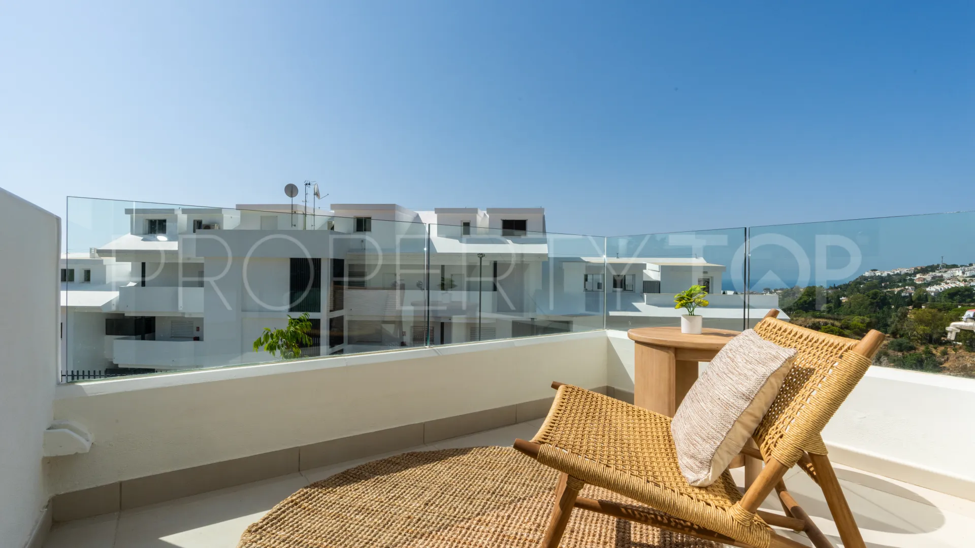 Apartamento con 2 dormitorios a la venta en Benalmadena