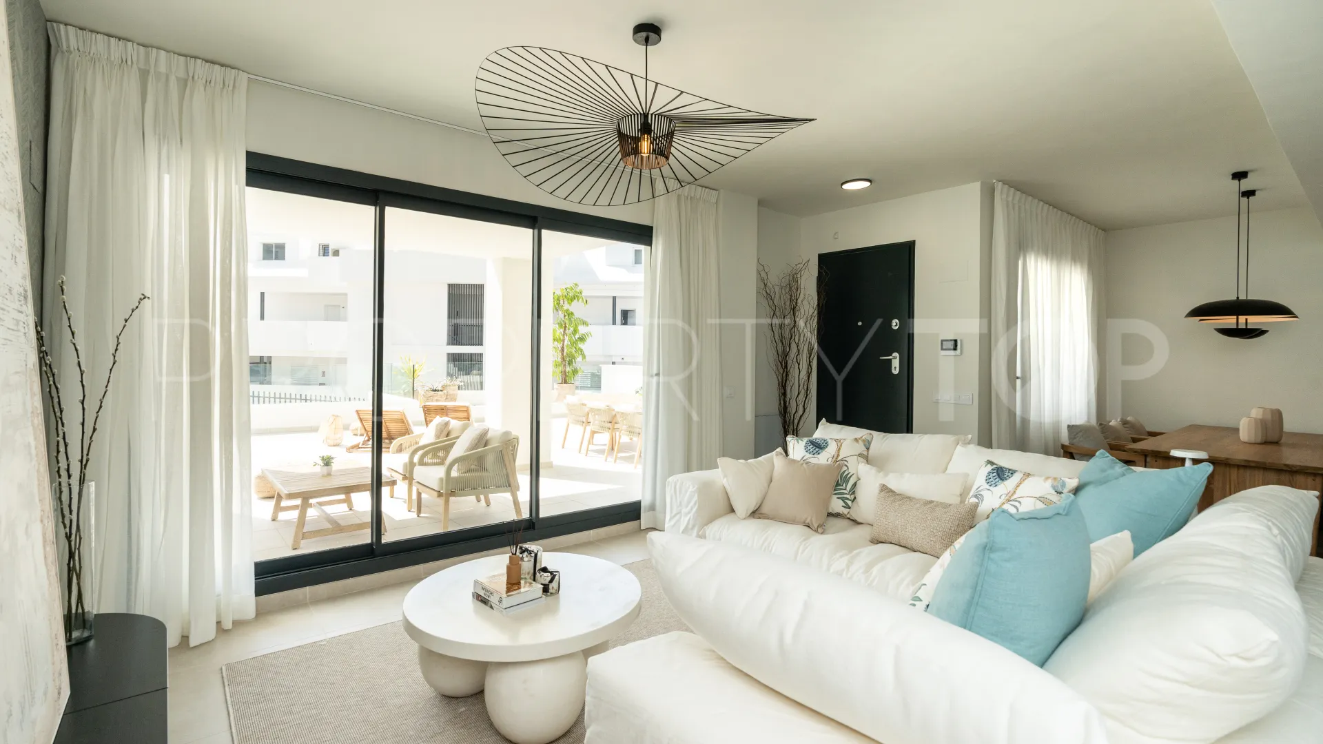 Apartamento con 2 dormitorios a la venta en Benalmadena