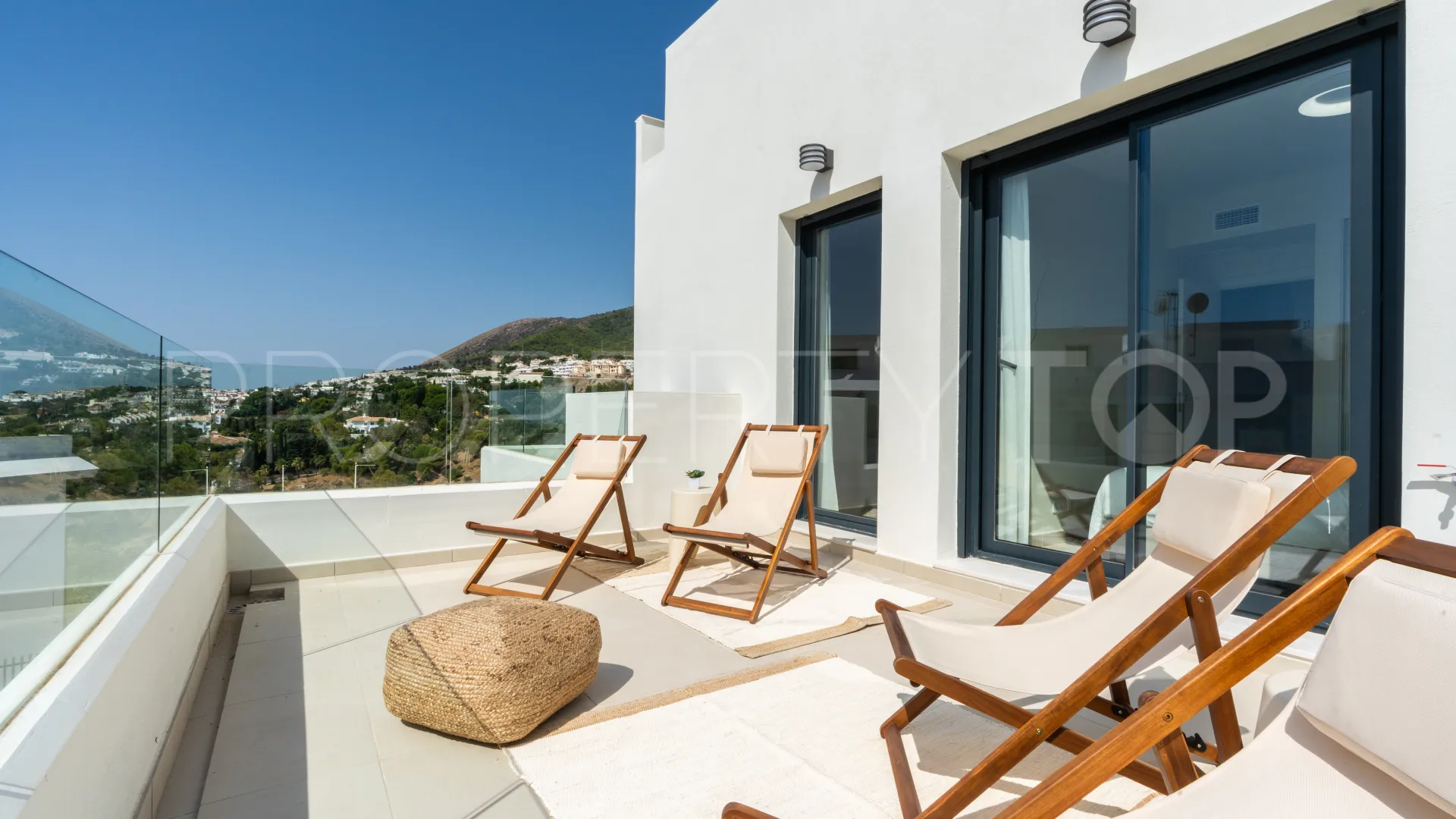 Apartamento con 2 dormitorios a la venta en Benalmadena