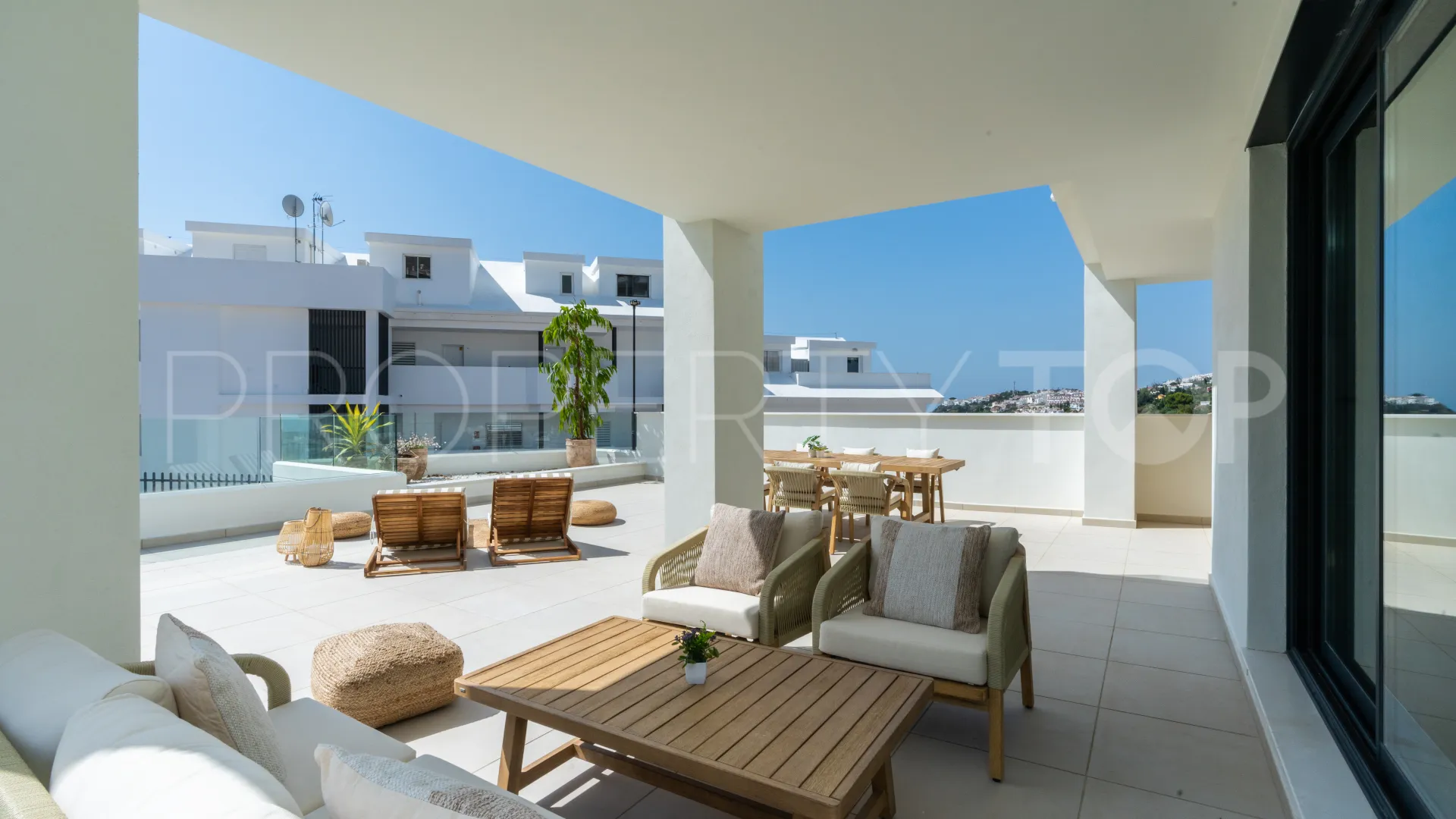 Apartamento con 2 dormitorios a la venta en Benalmadena