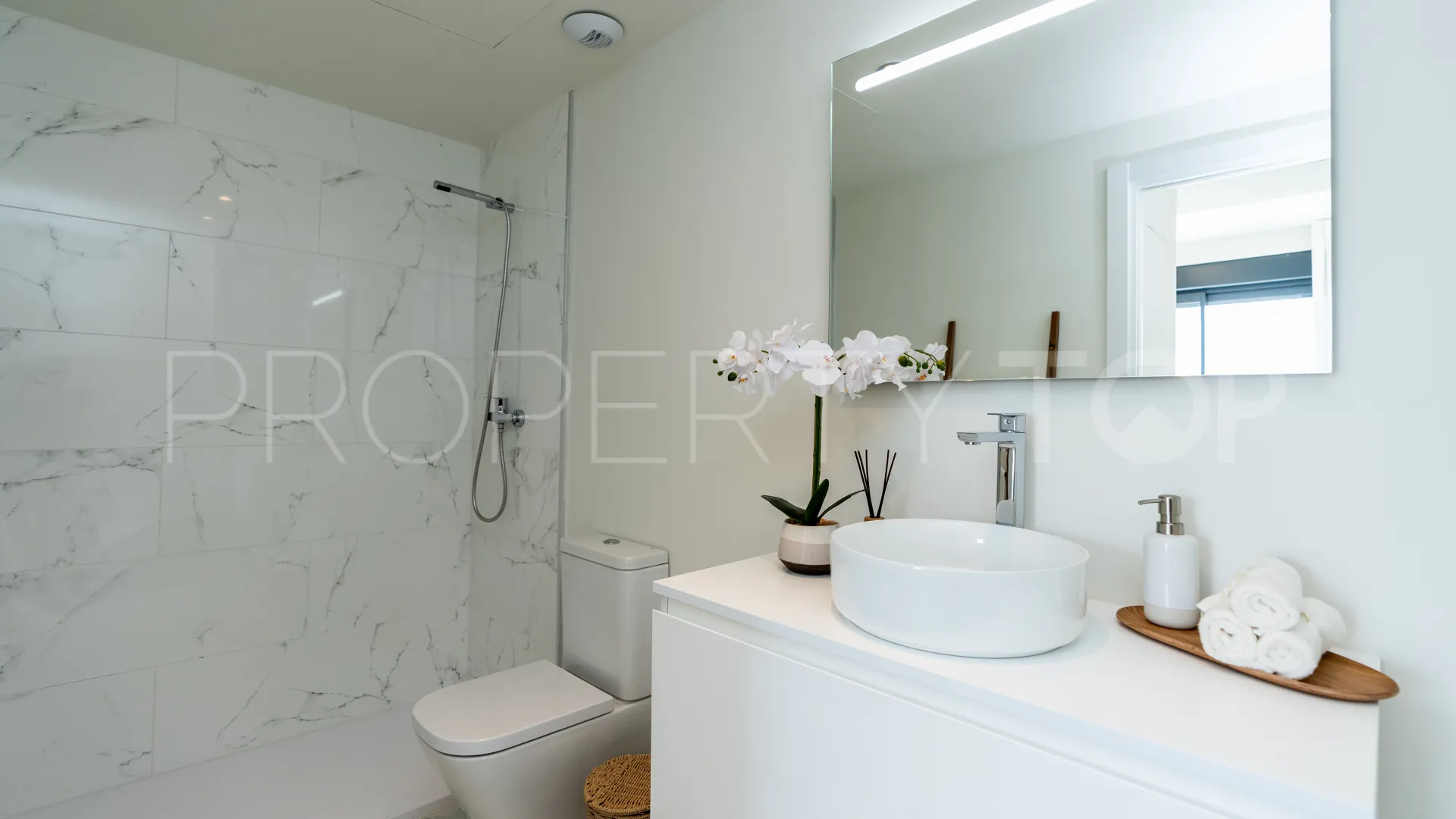 Apartamento con 2 dormitorios a la venta en Benalmadena