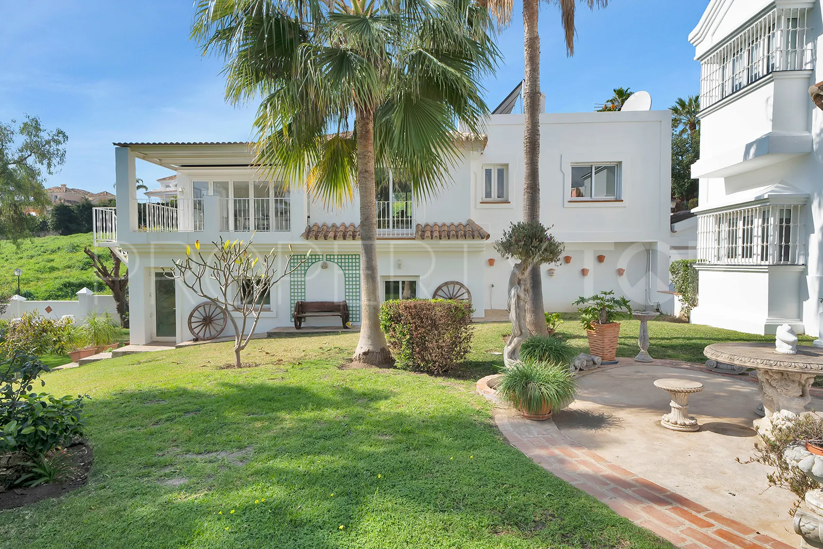 For sale 7 bedrooms villa in Nueva Andalucia