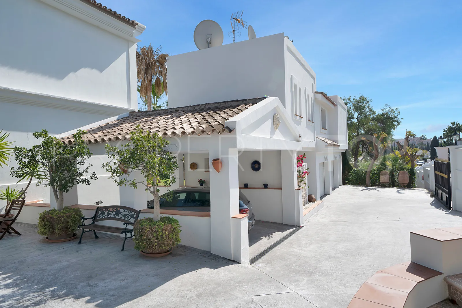 For sale 7 bedrooms villa in Nueva Andalucia