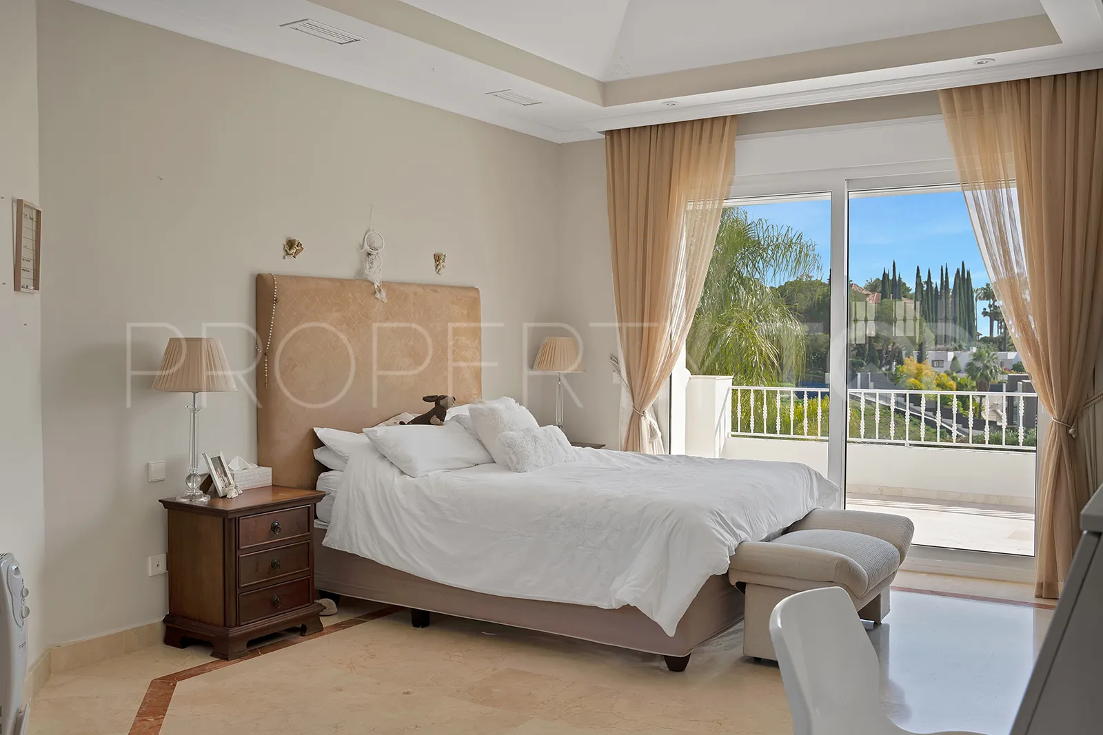 For sale 7 bedrooms villa in Nueva Andalucia