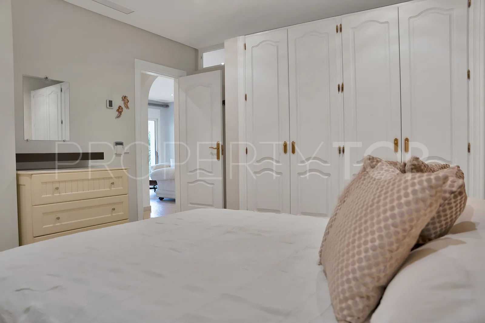 For sale 7 bedrooms villa in Nueva Andalucia