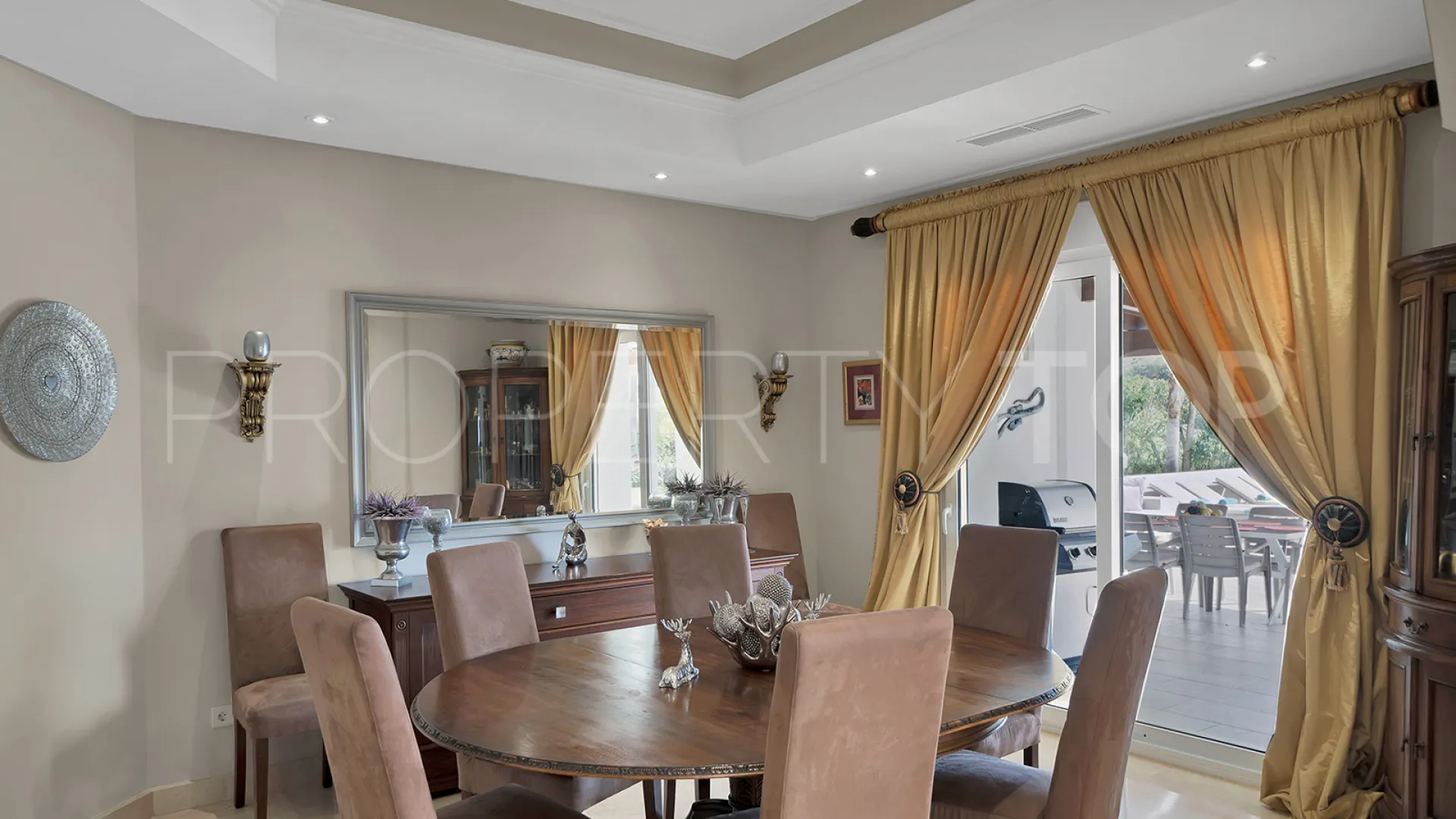 For sale 7 bedrooms villa in Nueva Andalucia