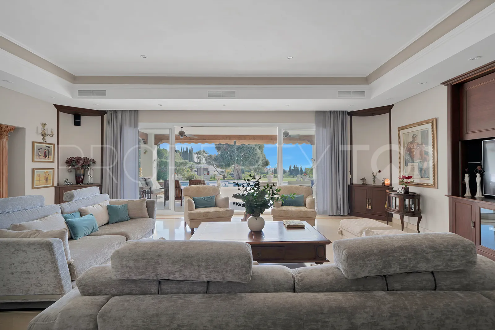 For sale 7 bedrooms villa in Nueva Andalucia