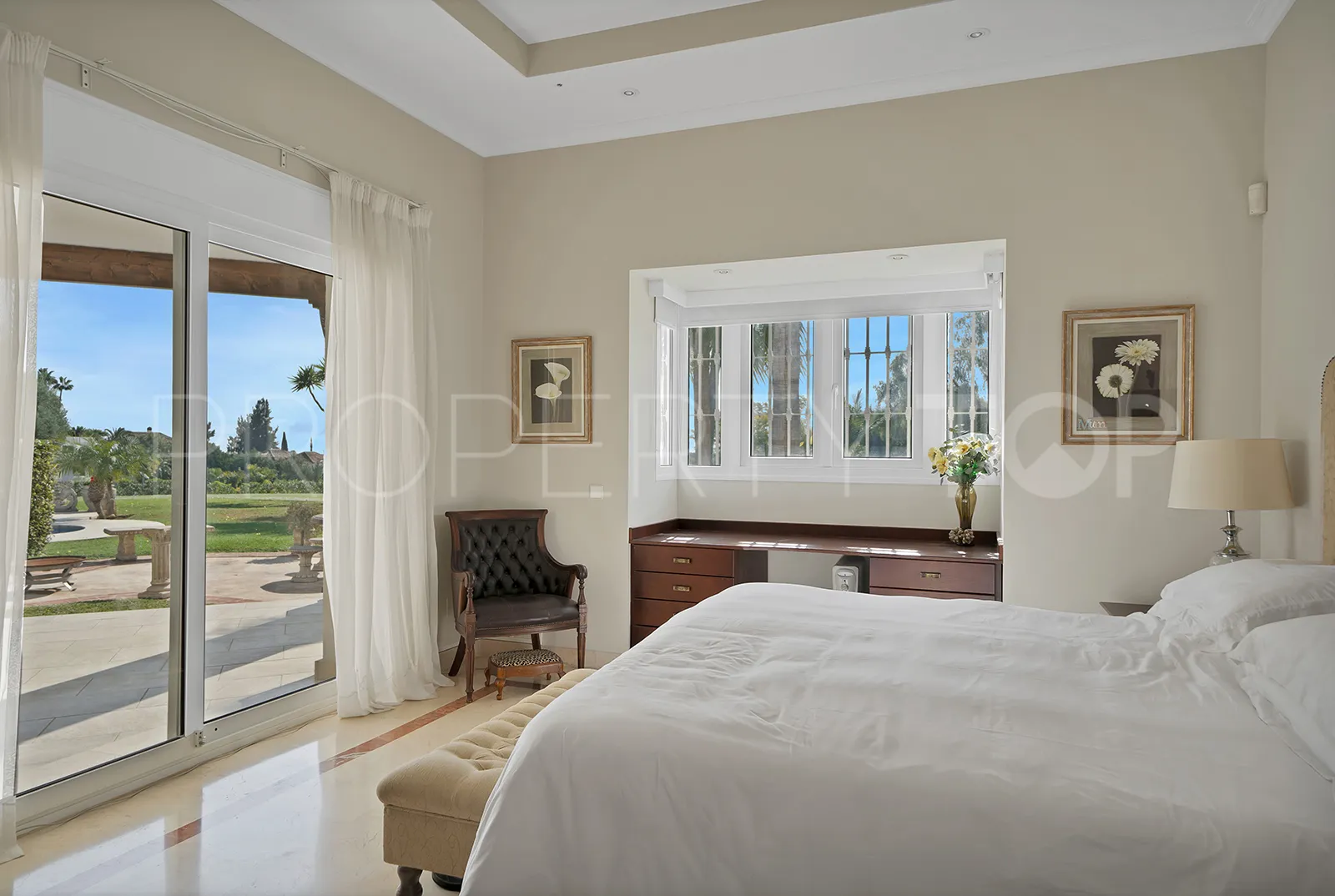 For sale 7 bedrooms villa in Nueva Andalucia