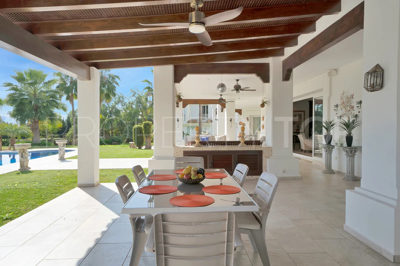 For sale 7 bedrooms villa in Nueva Andalucia