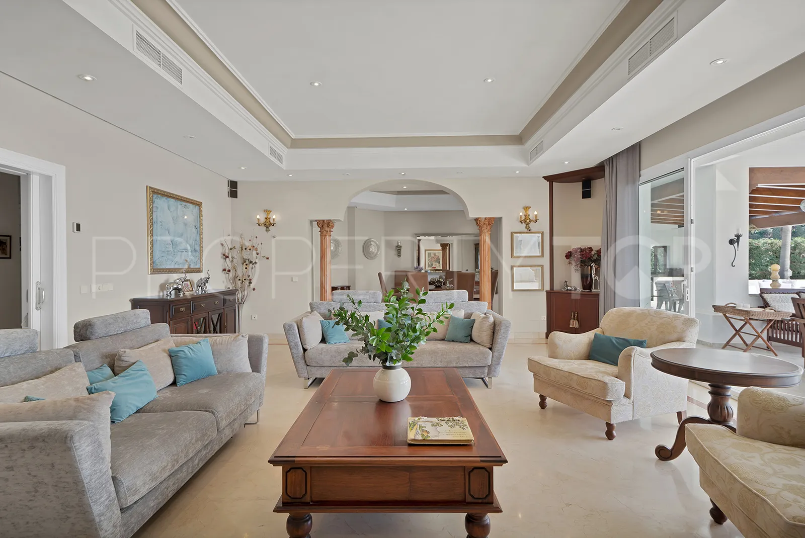 For sale 7 bedrooms villa in Nueva Andalucia
