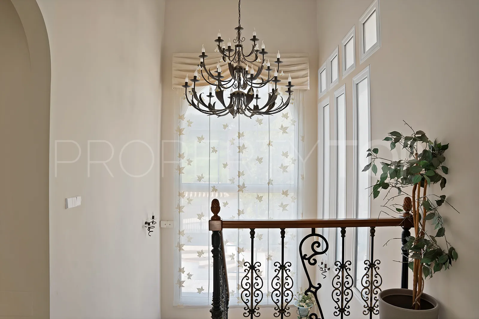 For sale 7 bedrooms villa in Nueva Andalucia